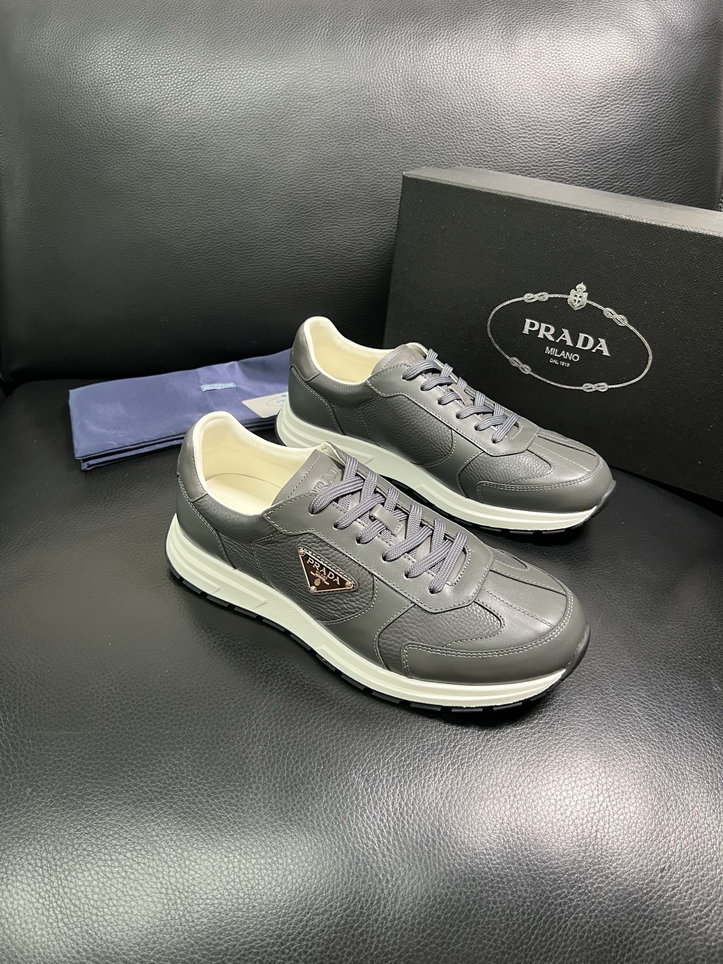  Prada🔍顶级代购🇮🇹 普拉达 专柜新款，原厂配置意大利进口牛皮面料，高品质复杂拼接工艺，进口牛皮内