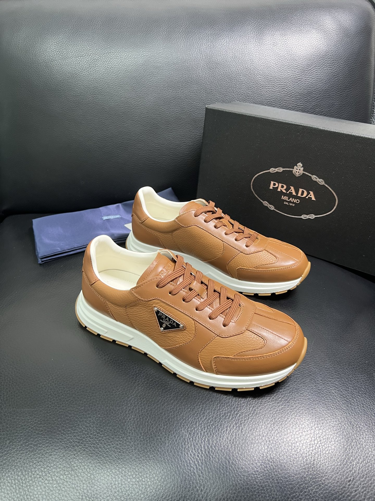  Prada🔍顶级代购🇮🇹 普拉达 专柜新款，原厂配置意大利进口牛皮面料，高品质复杂拼接工艺，进口牛皮内