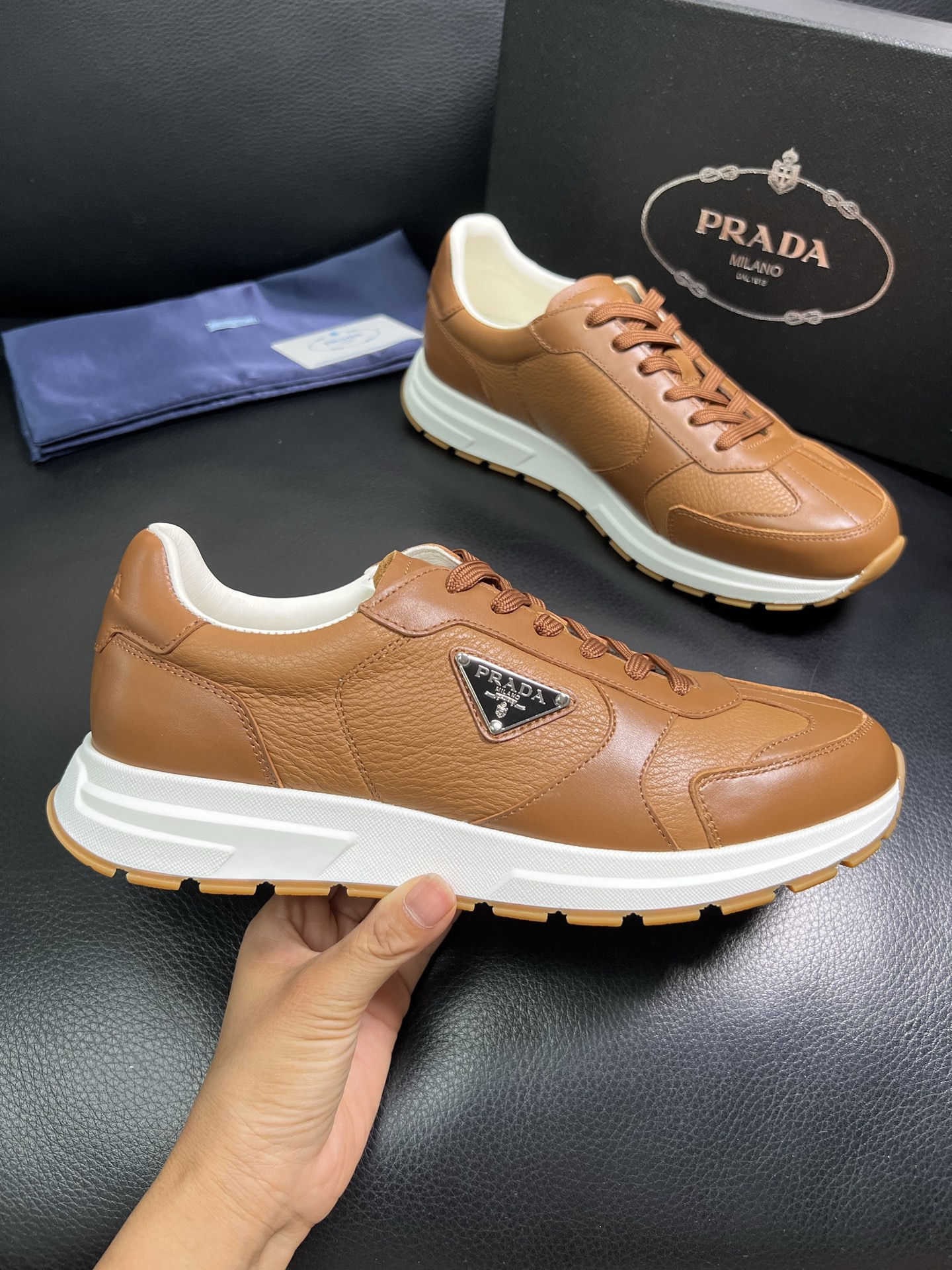  Prada🔍顶级代购🇮🇹 普拉达 专柜新款，原厂配置意大利进口牛皮面料，高品质复杂拼接工艺，进口牛皮内