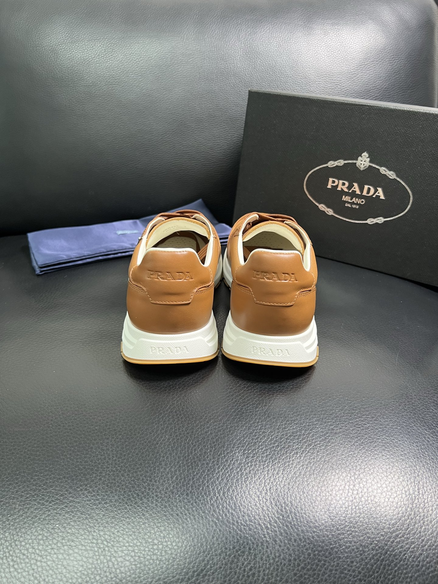  Prada🔍顶级代购🇮🇹 普拉达 专柜新款，原厂配置意大利进口牛皮面料，高品质复杂拼接工艺，进口牛皮内