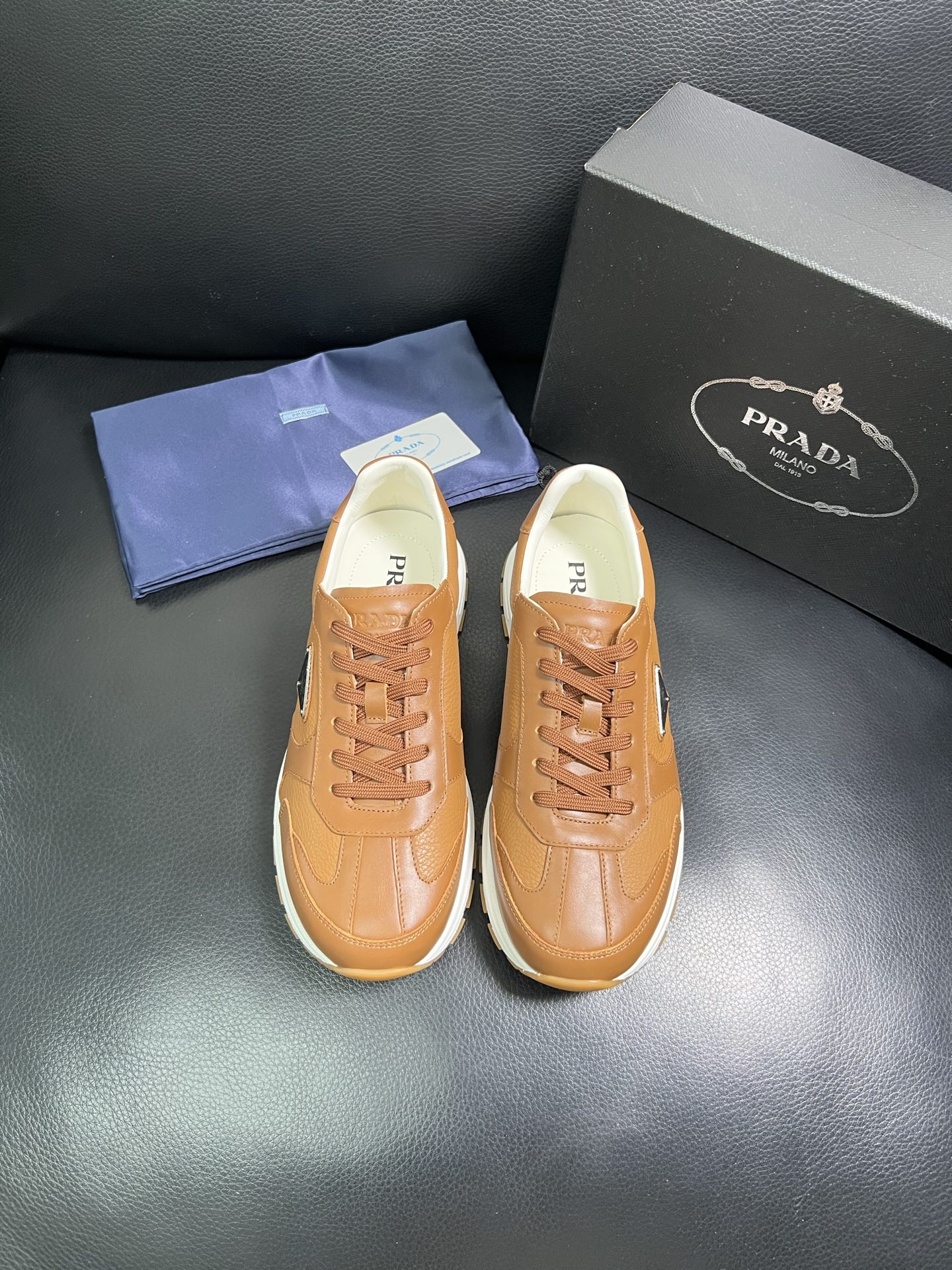  Prada🔍顶级代购🇮🇹 普拉达 专柜新款，原厂配置意大利进口牛皮面料，高品质复杂拼接工艺，进口牛皮内