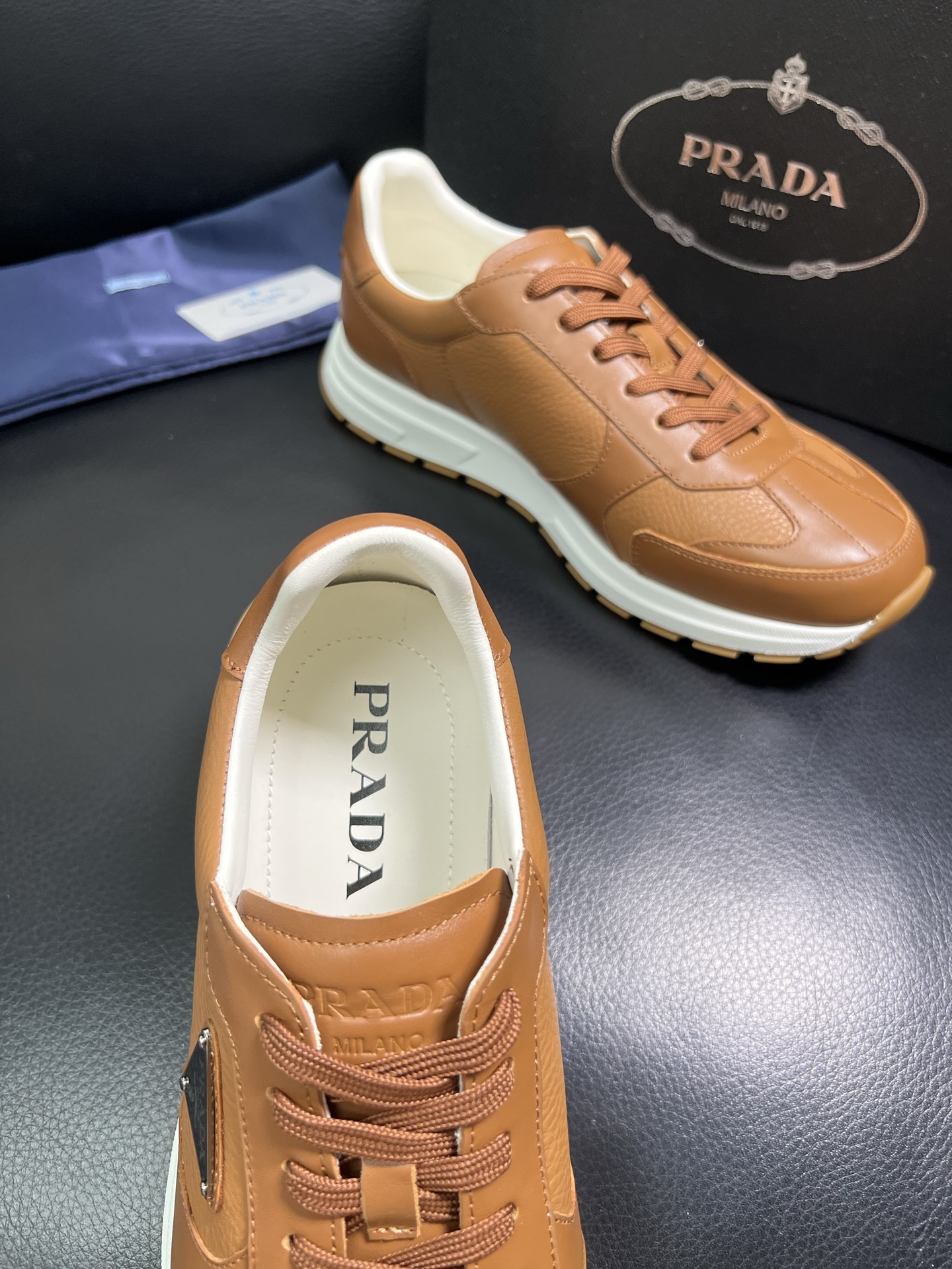  Prada🔍顶级代购🇮🇹 普拉达 专柜新款，原厂配置意大利进口牛皮面料，高品质复杂拼接工艺，进口牛皮内