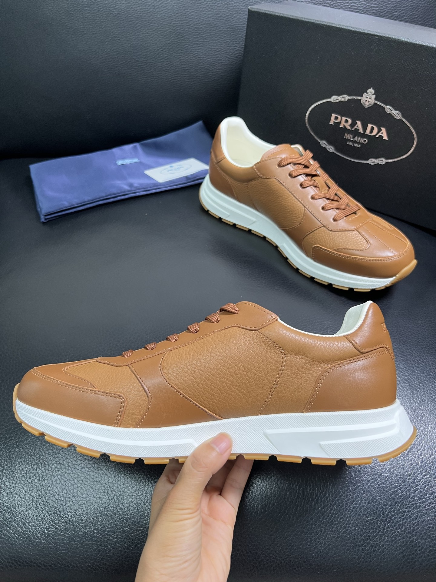  Prada🔍顶级代购🇮🇹 普拉达 专柜新款，原厂配置意大利进口牛皮面料，高品质复杂拼接工艺，进口牛皮内