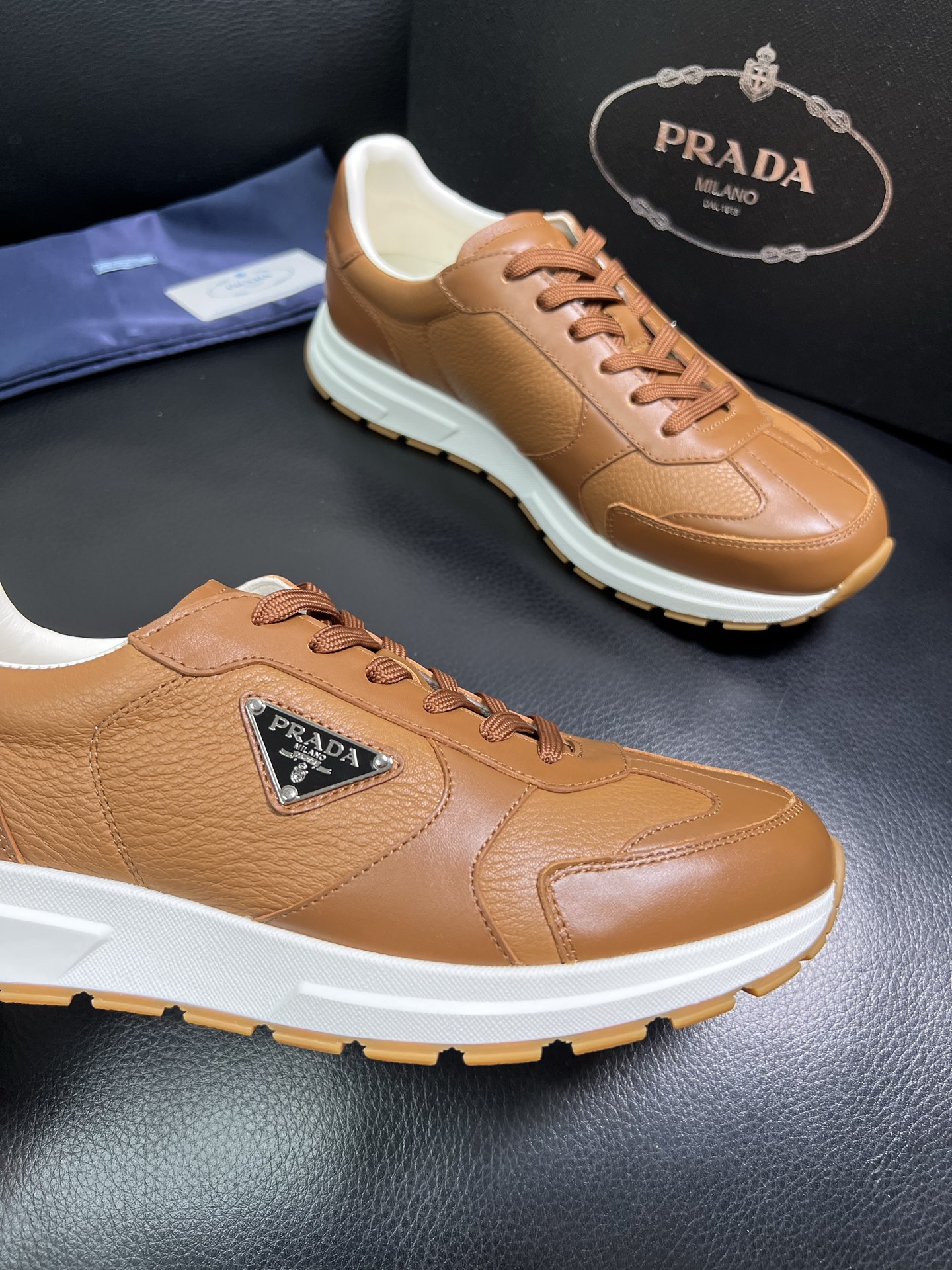  Prada🔍顶级代购🇮🇹 普拉达 专柜新款，原厂配置意大利进口牛皮面料，高品质复杂拼接工艺，进口牛皮内