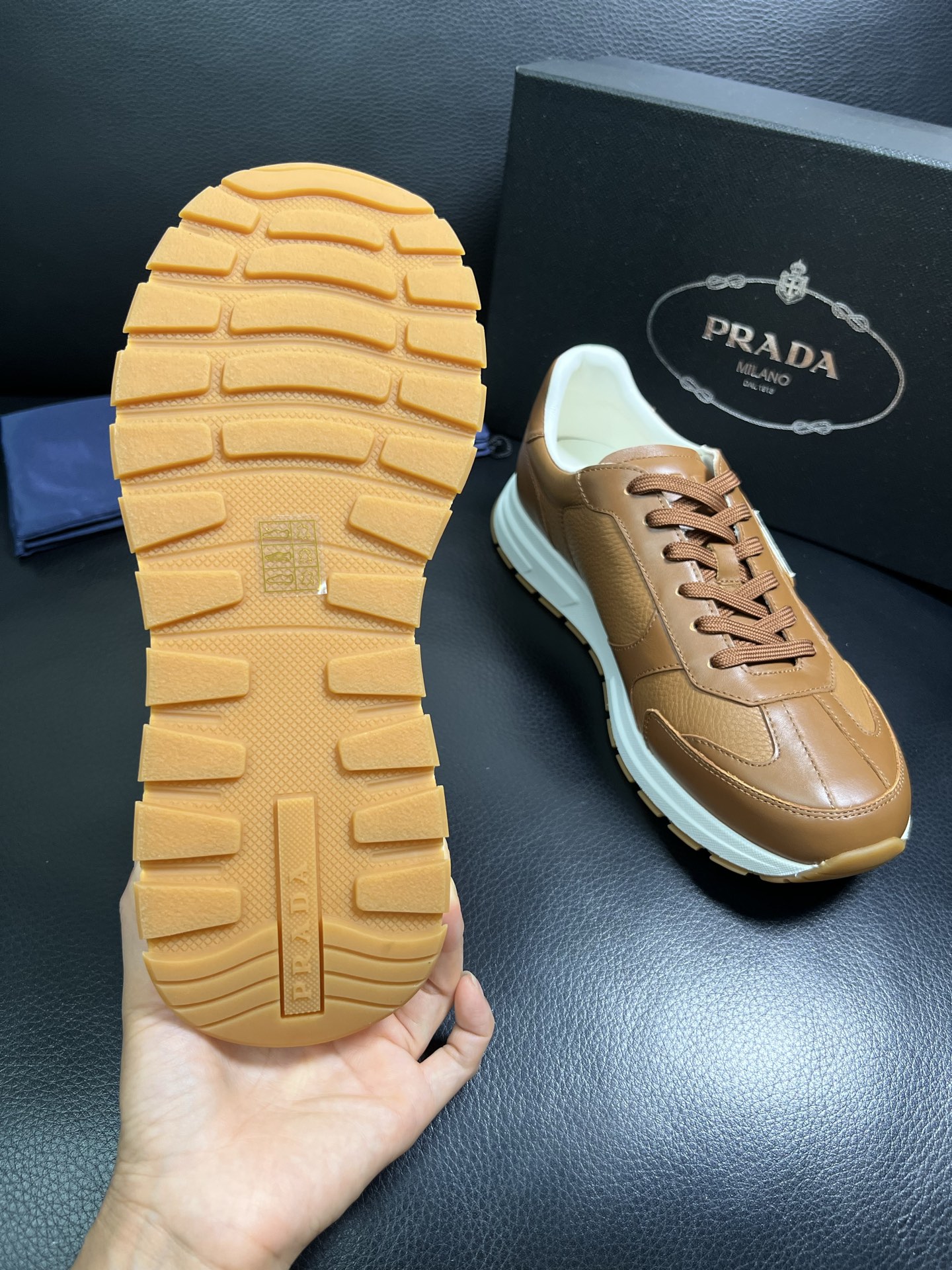  Prada🔍顶级代购🇮🇹 普拉达 专柜新款，原厂配置意大利进口牛皮面料，高品质复杂拼接工艺，进口牛皮内