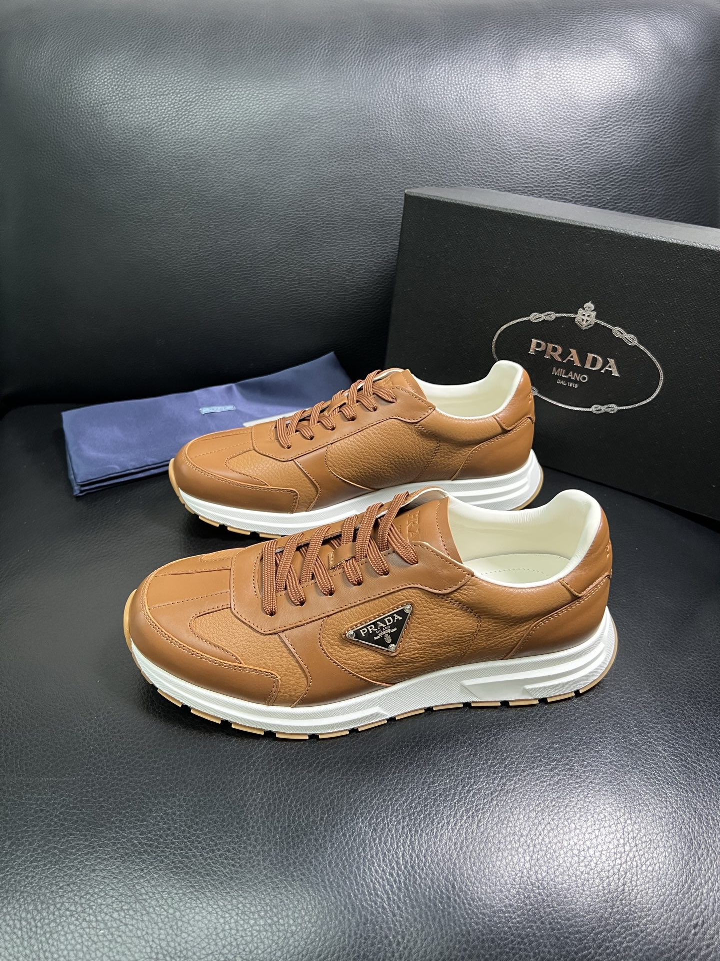  Prada🔍顶级代购🇮🇹 普拉达 专柜新款，原厂配置意大利进口牛皮面料，高品质复杂拼接工艺，进口牛皮内