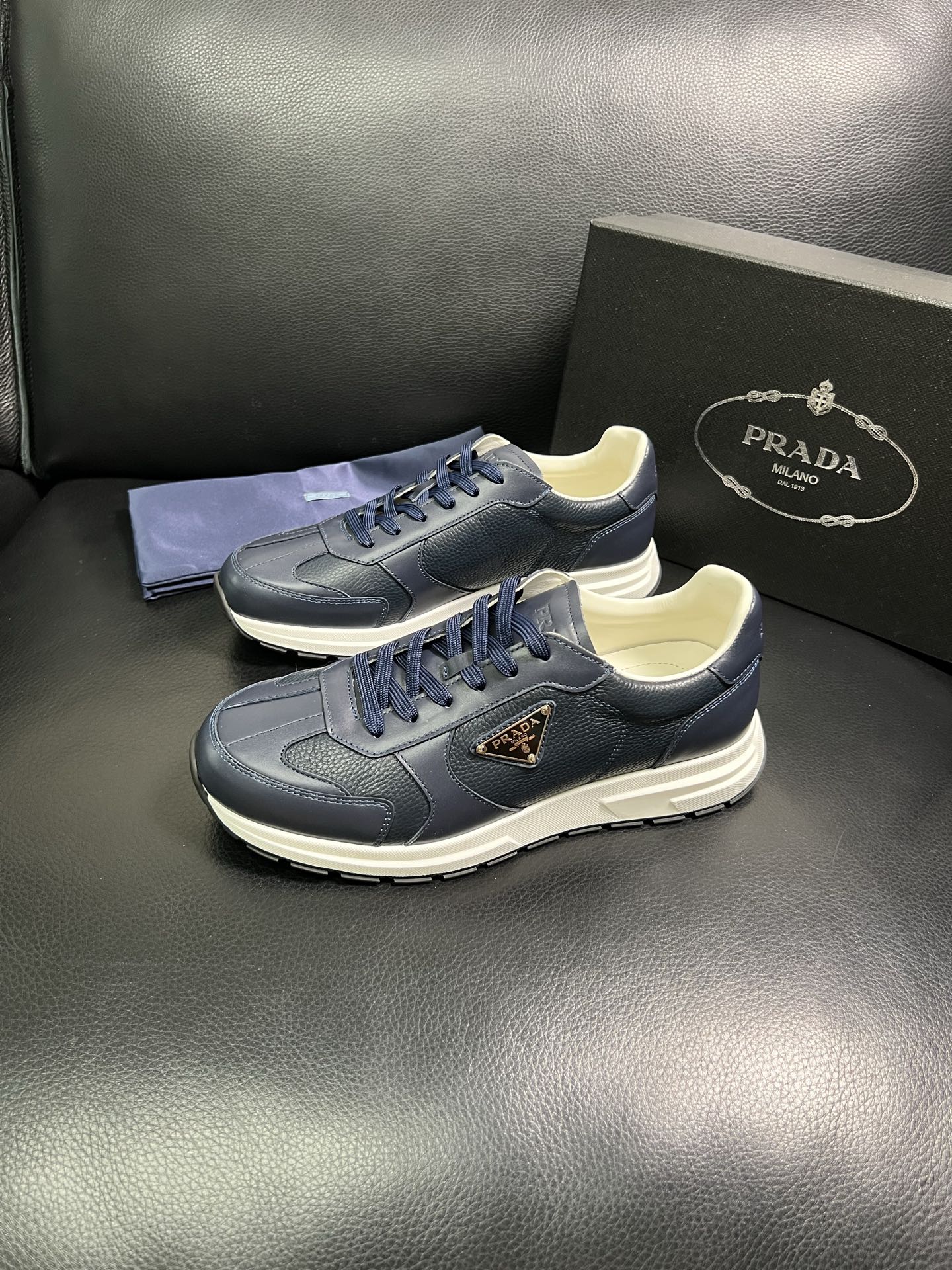  Prada🔍顶级代购🇮🇹 普拉达 专柜新款，原厂配置意大利进口牛皮面料，高品质复杂拼接工艺，进口牛皮内