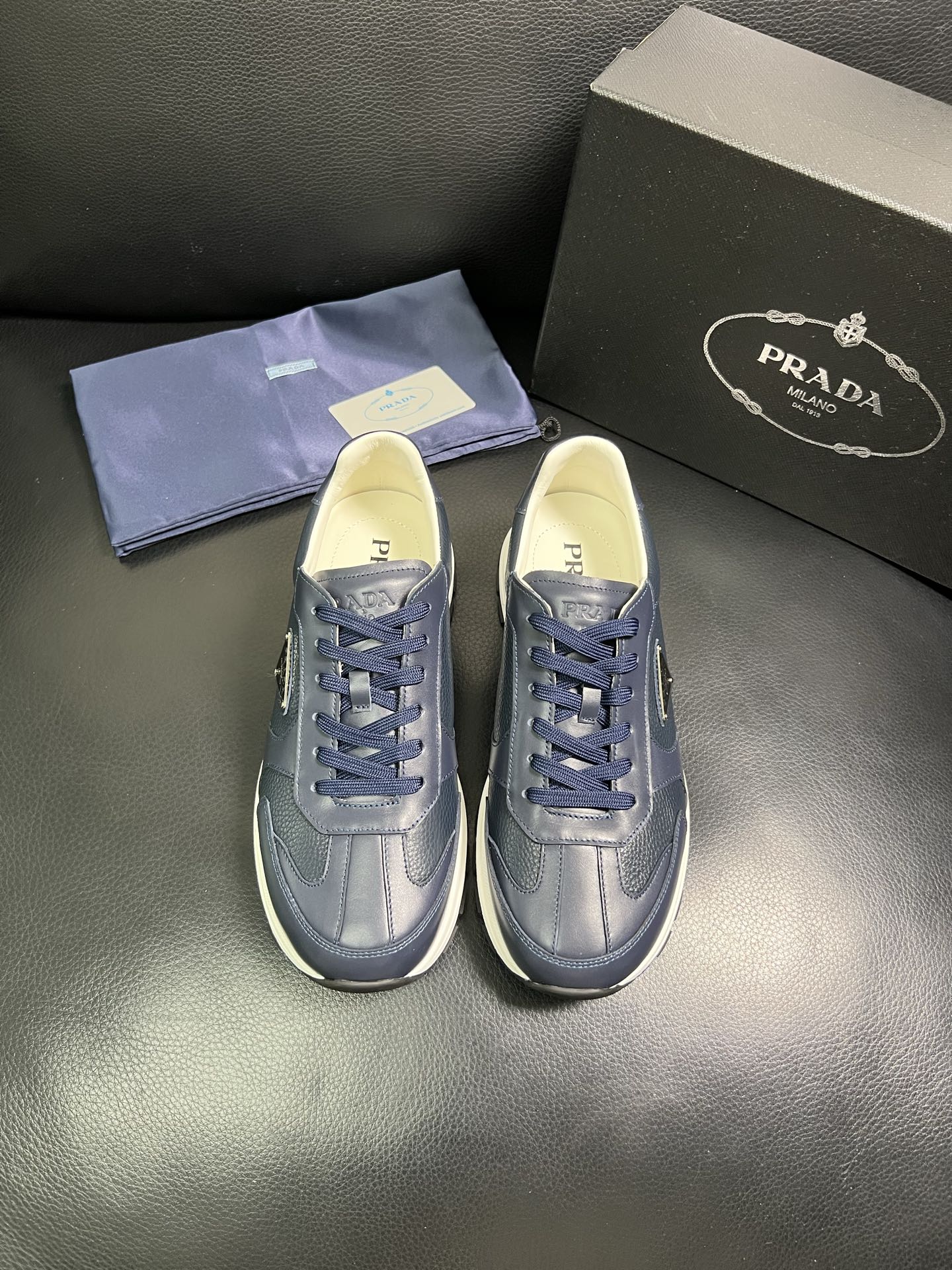  Prada🔍顶级代购🇮🇹 普拉达 专柜新款，原厂配置意大利进口牛皮面料，高品质复杂拼接工艺，进口牛皮内