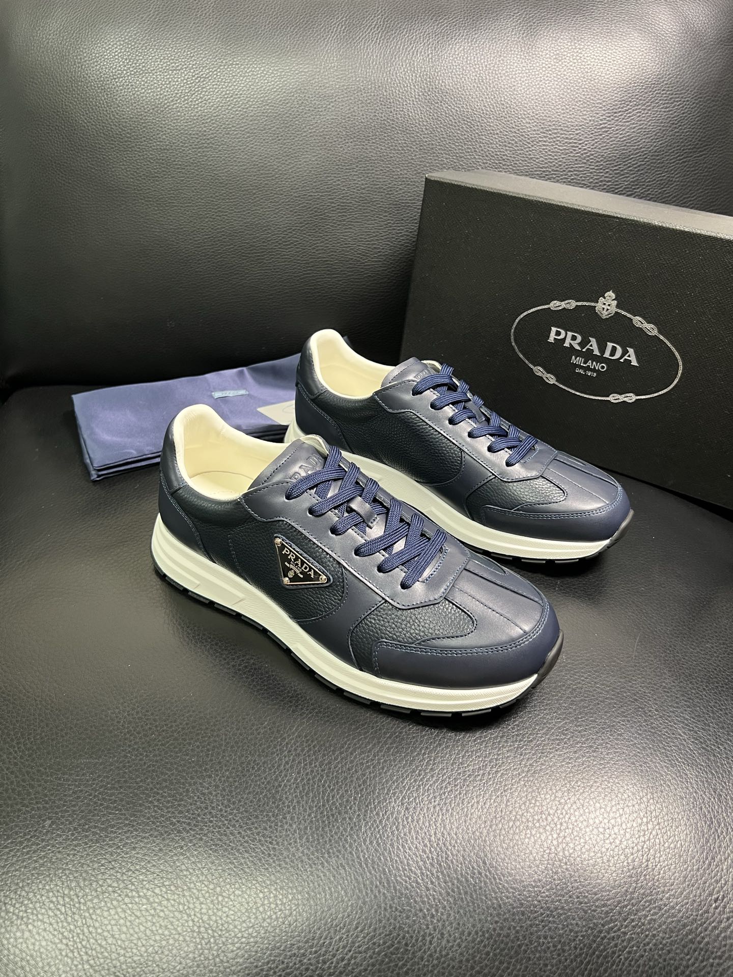  Prada🔍顶级代购🇮🇹 普拉达 专柜新款，原厂配置意大利进口牛皮面料，高品质复杂拼接工艺，进口牛皮内