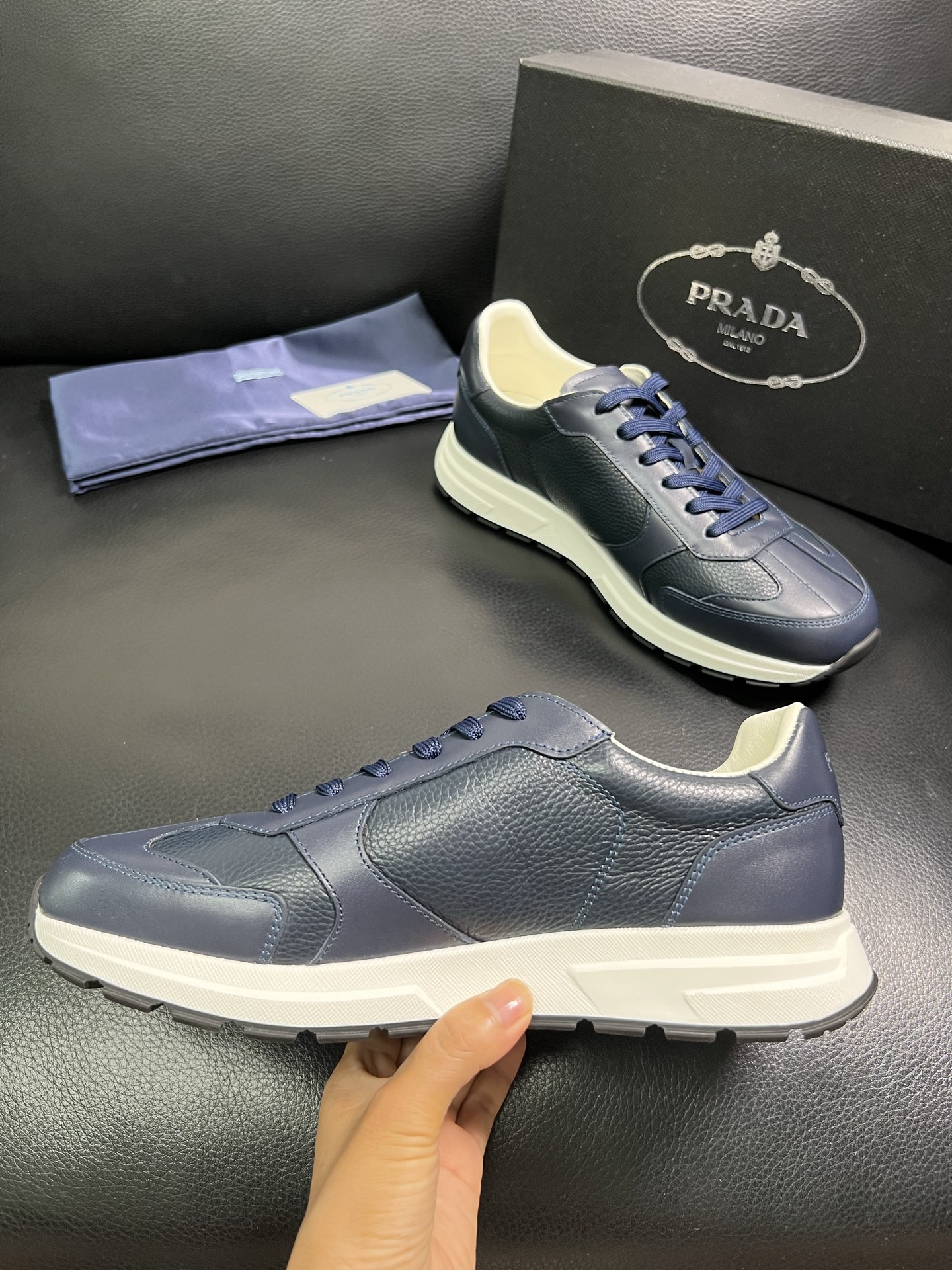  Prada🔍顶级代购🇮🇹 普拉达 专柜新款，原厂配置意大利进口牛皮面料，高品质复杂拼接工艺，进口牛皮内