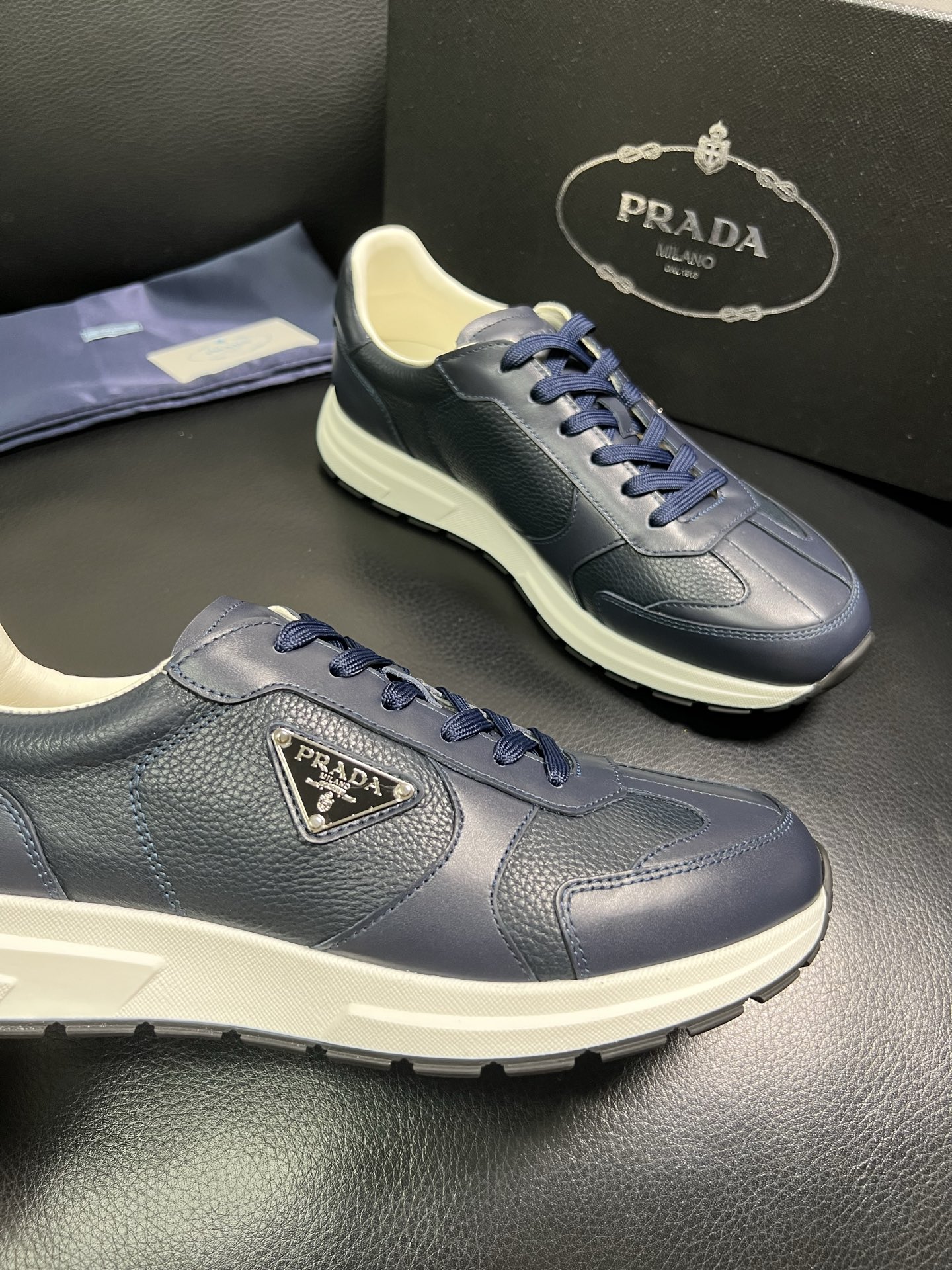  Prada🔍顶级代购🇮🇹 普拉达 专柜新款，原厂配置意大利进口牛皮面料，高品质复杂拼接工艺，进口牛皮内