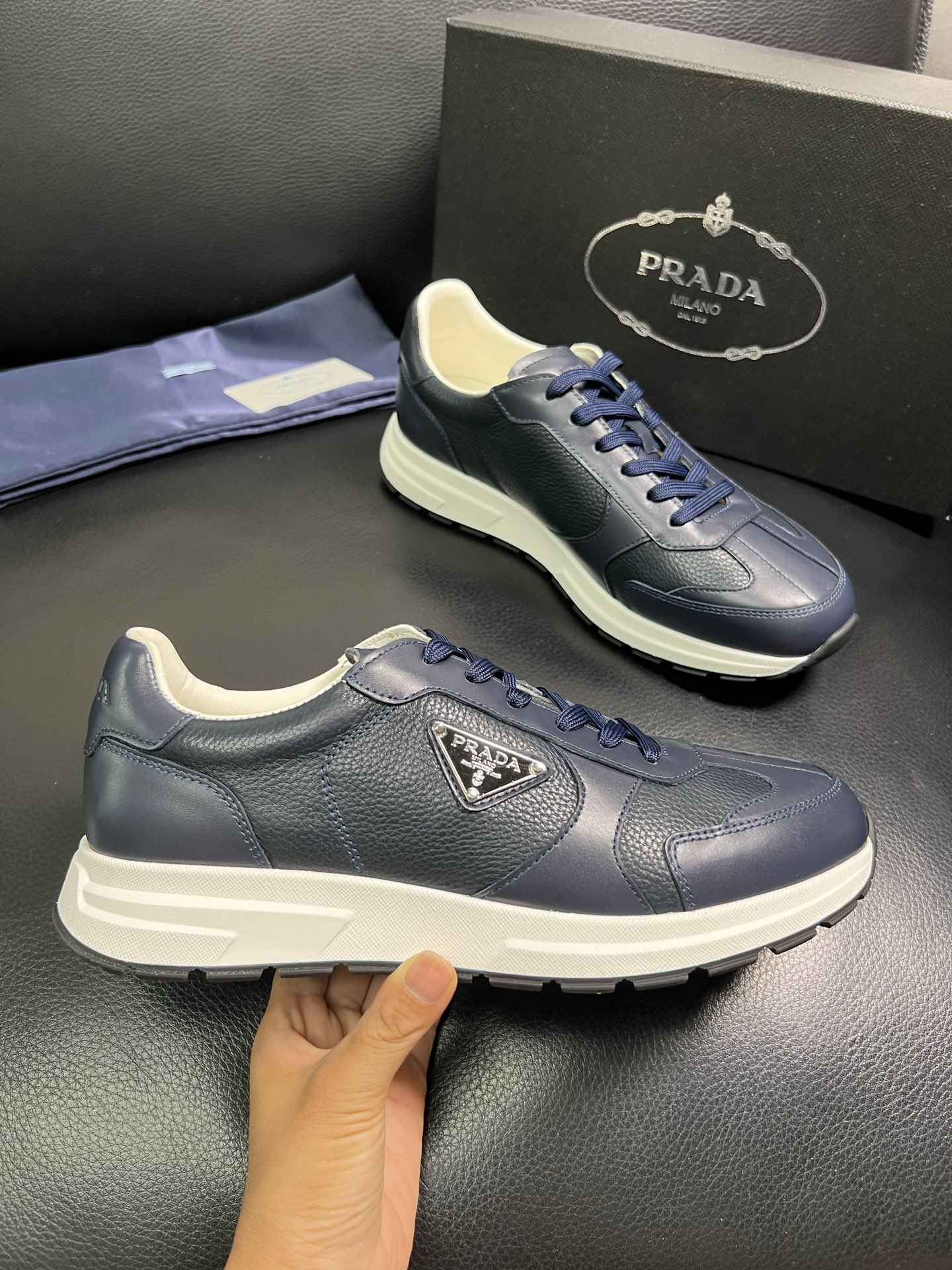  Prada🔍顶级代购🇮🇹 普拉达 专柜新款，原厂配置意大利进口牛皮面料，高品质复杂拼接工艺，进口牛皮内