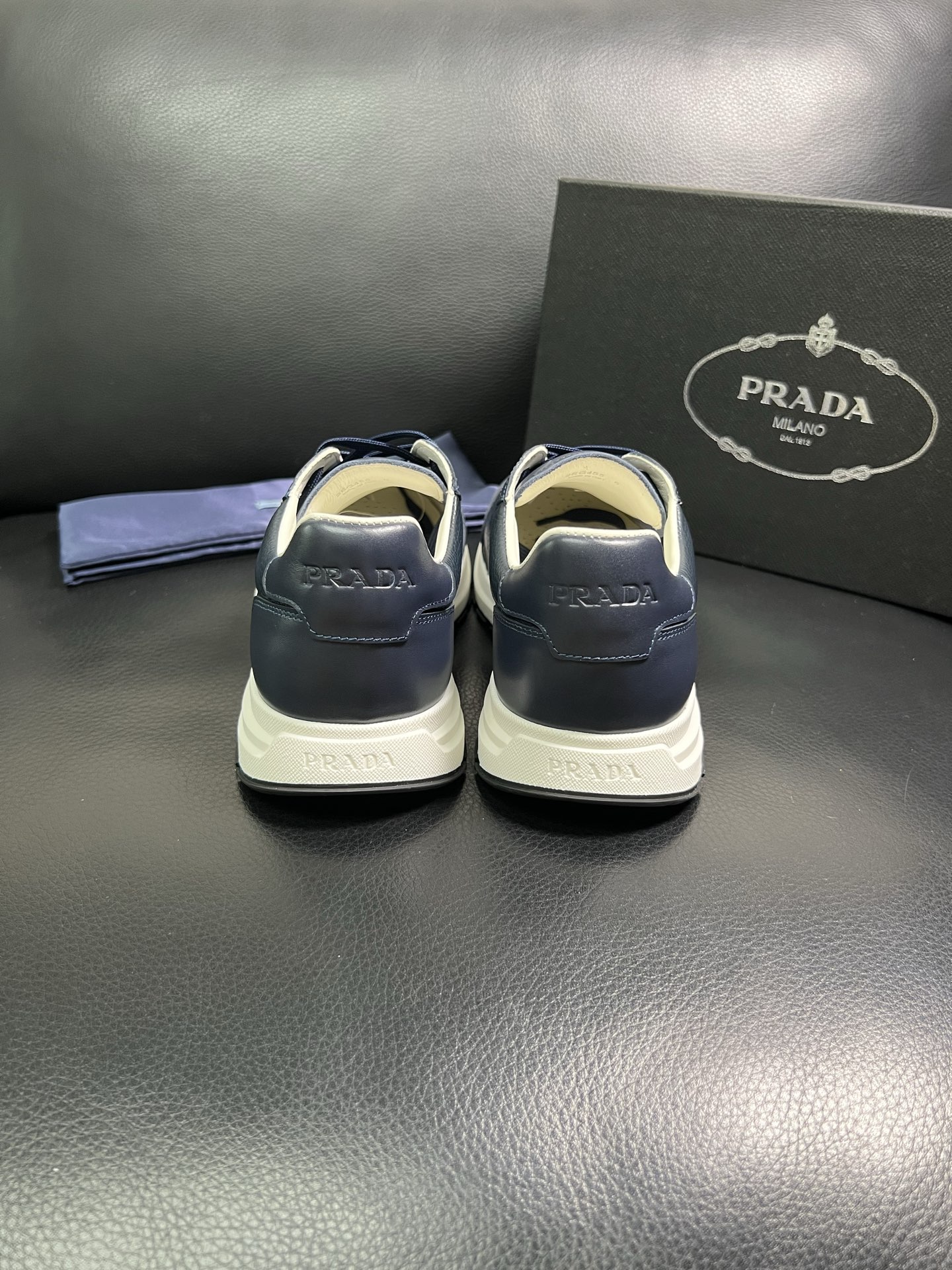  Prada🔍顶级代购🇮🇹 普拉达 专柜新款，原厂配置意大利进口牛皮面料，高品质复杂拼接工艺，进口牛皮内