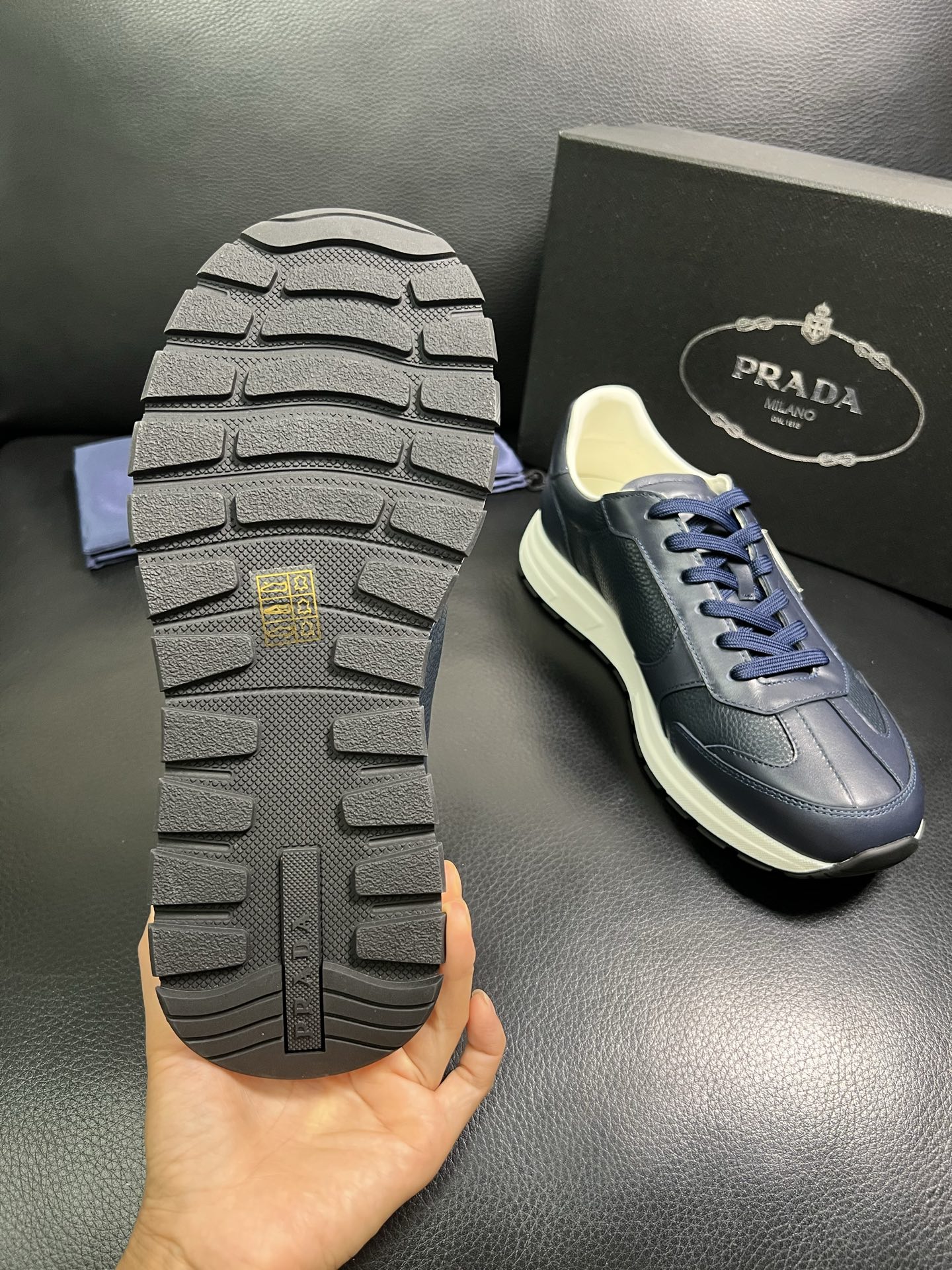  Prada🔍顶级代购🇮🇹 普拉达 专柜新款，原厂配置意大利进口牛皮面料，高品质复杂拼接工艺，进口牛皮内
