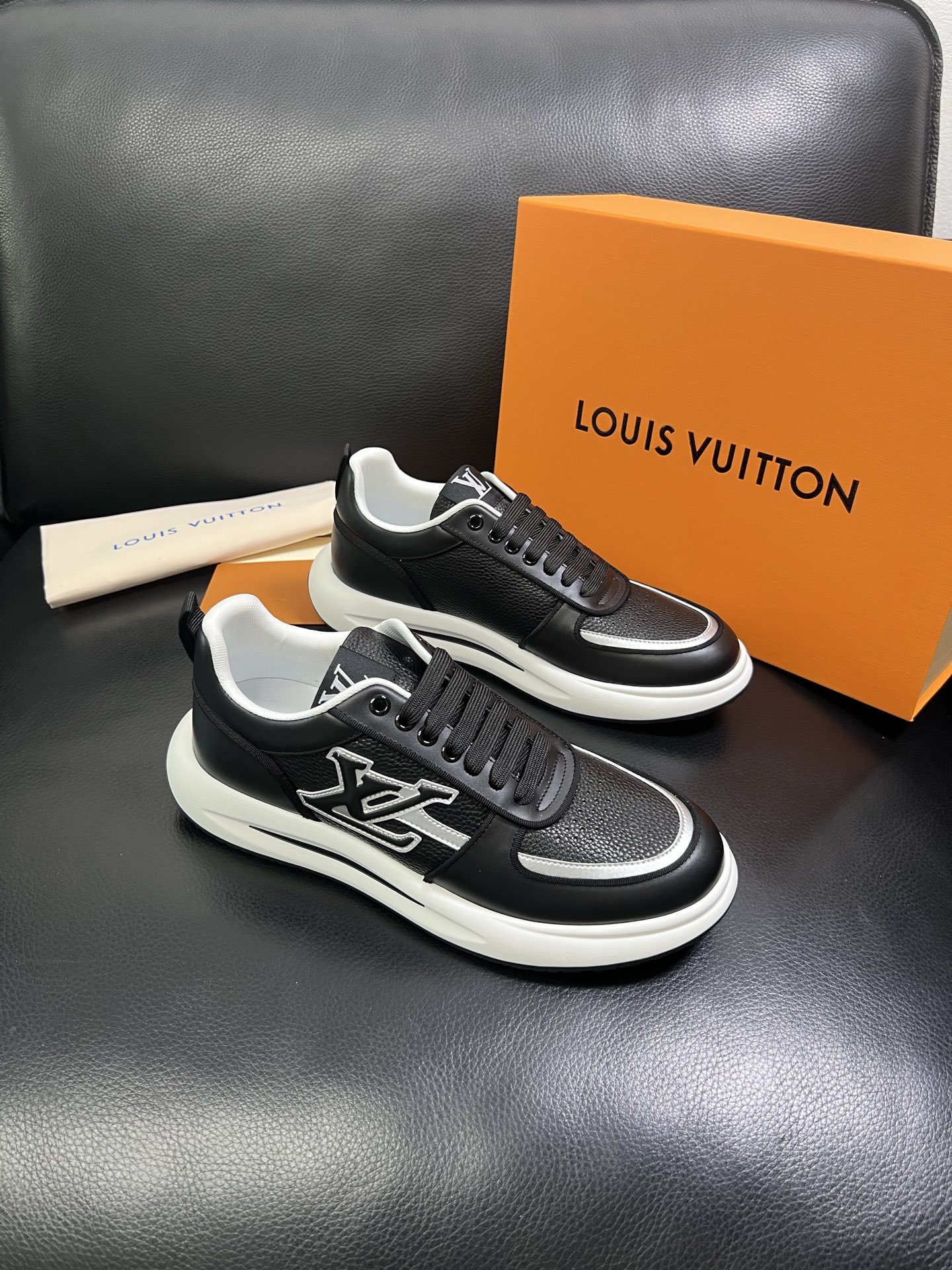  Lv 🔍顶级代购🇮🇹 路易威登，运动板鞋专柜同步，鞋面意大利进口，高品质拼接缤纷色彩复杂工艺品，进口网