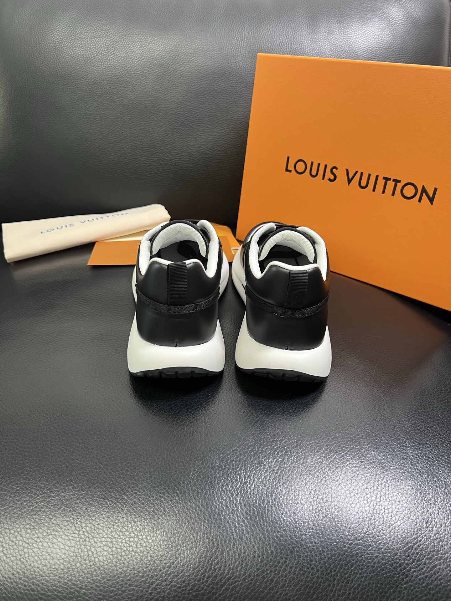  Lv 🔍顶级代购🇮🇹 路易威登，运动板鞋专柜同步，鞋面意大利进口，高品质拼接缤纷色彩复杂工艺品，进口网