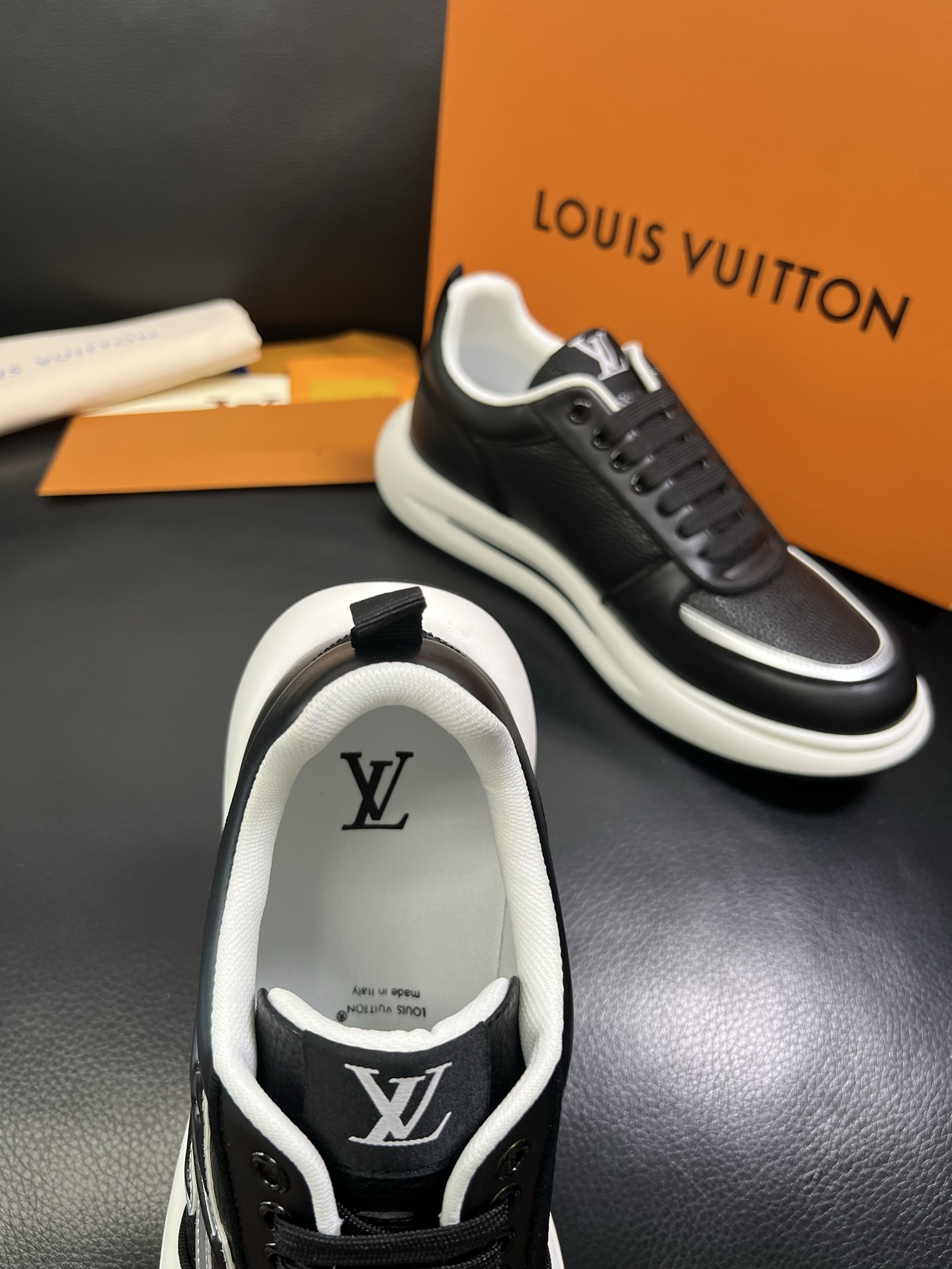  Lv 🔍顶级代购🇮🇹 路易威登，运动板鞋专柜同步，鞋面意大利进口，高品质拼接缤纷色彩复杂工艺品，进口网