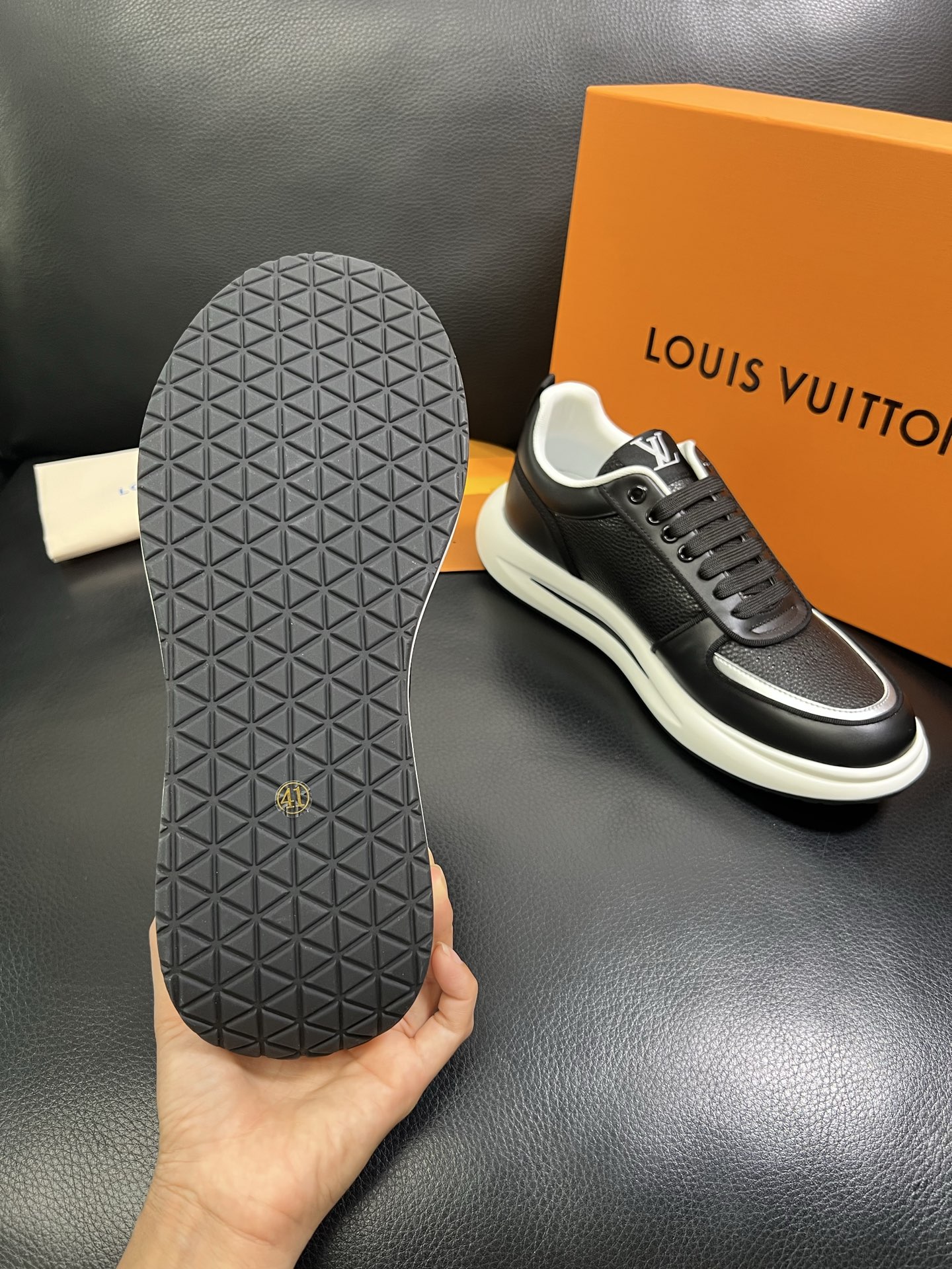  Lv 🔍顶级代购🇮🇹 路易威登，运动板鞋专柜同步，鞋面意大利进口，高品质拼接缤纷色彩复杂工艺品，进口网