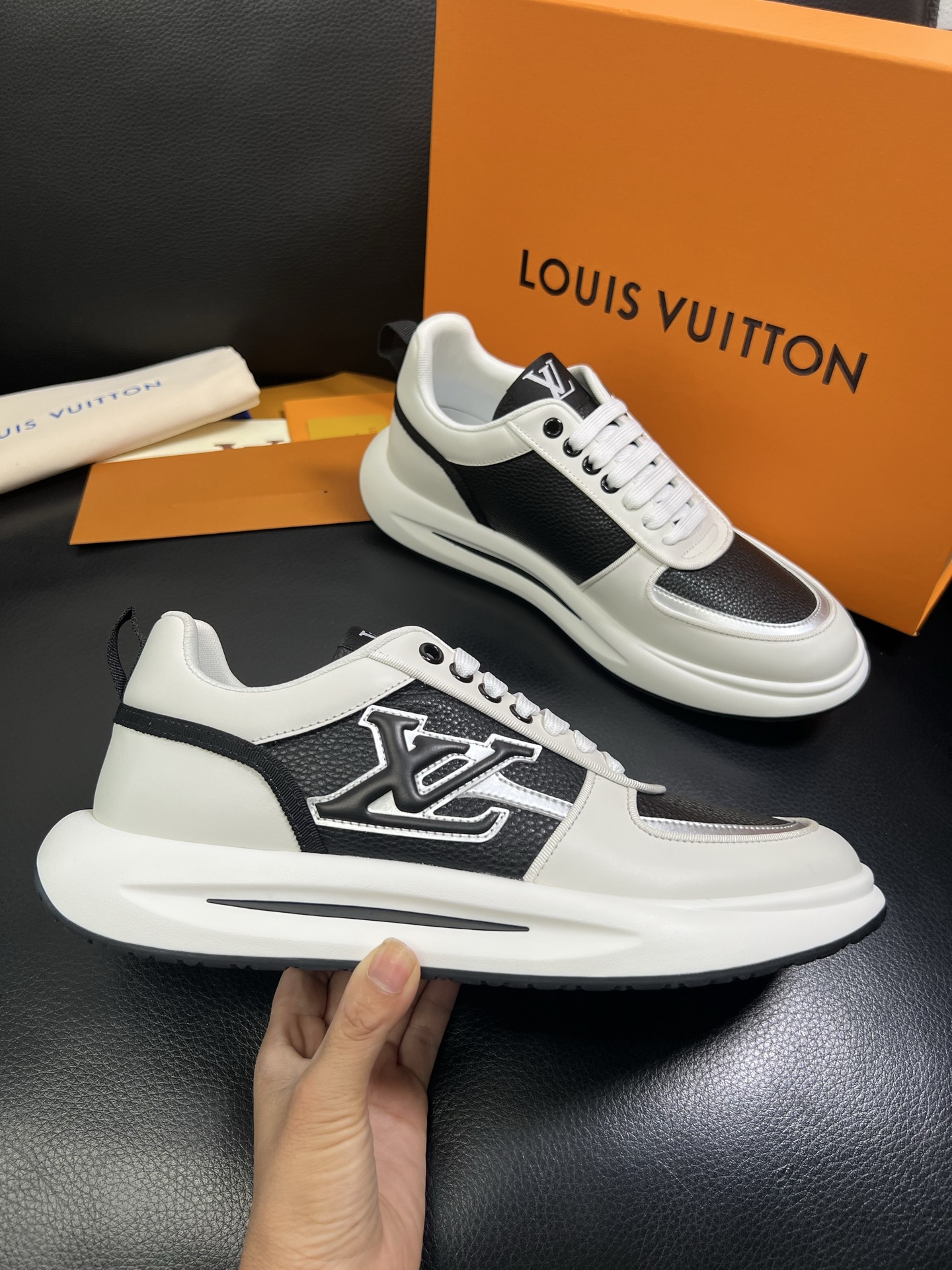  Lv 🔍顶级代购🇮🇹 路易威登，运动板鞋专柜同步，鞋面意大利进口，高品质拼接缤纷色彩复杂工艺品，进口网