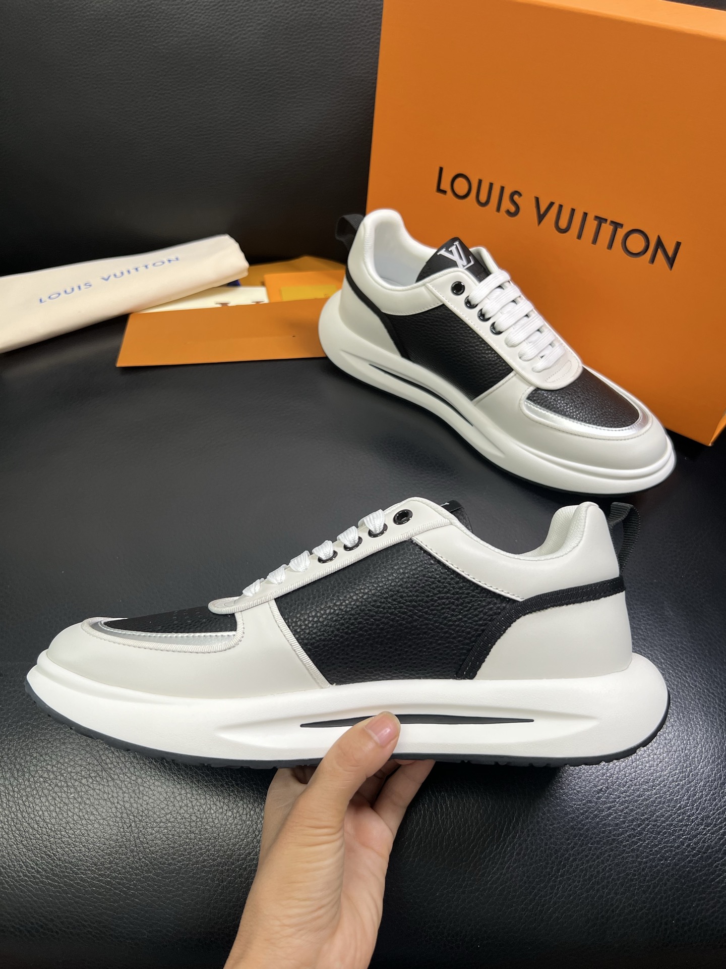  Lv 🔍顶级代购🇮🇹 路易威登，运动板鞋专柜同步，鞋面意大利进口，高品质拼接缤纷色彩复杂工艺品，进口网