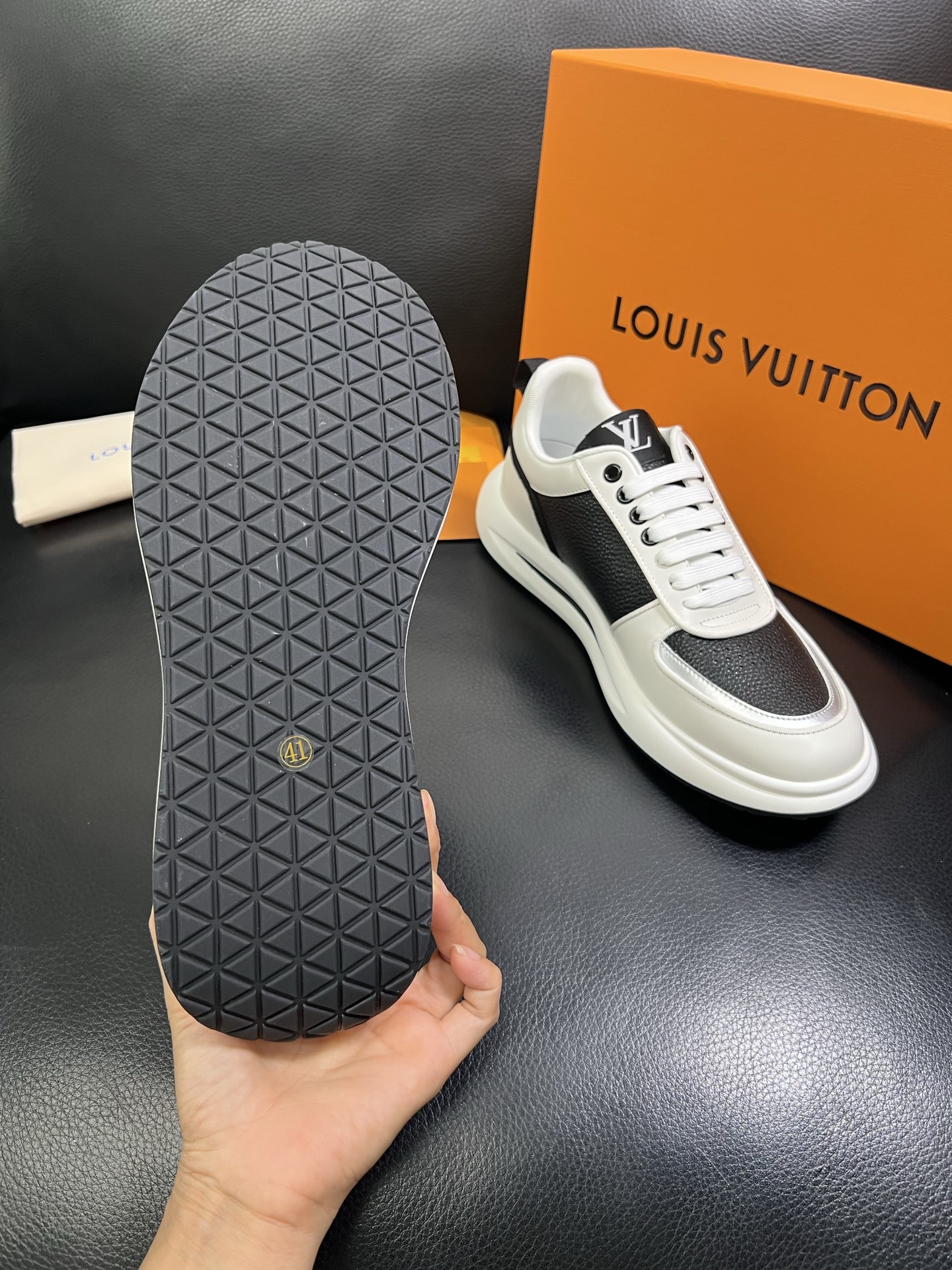  Lv 🔍顶级代购🇮🇹 路易威登，运动板鞋专柜同步，鞋面意大利进口，高品质拼接缤纷色彩复杂工艺品，进口网