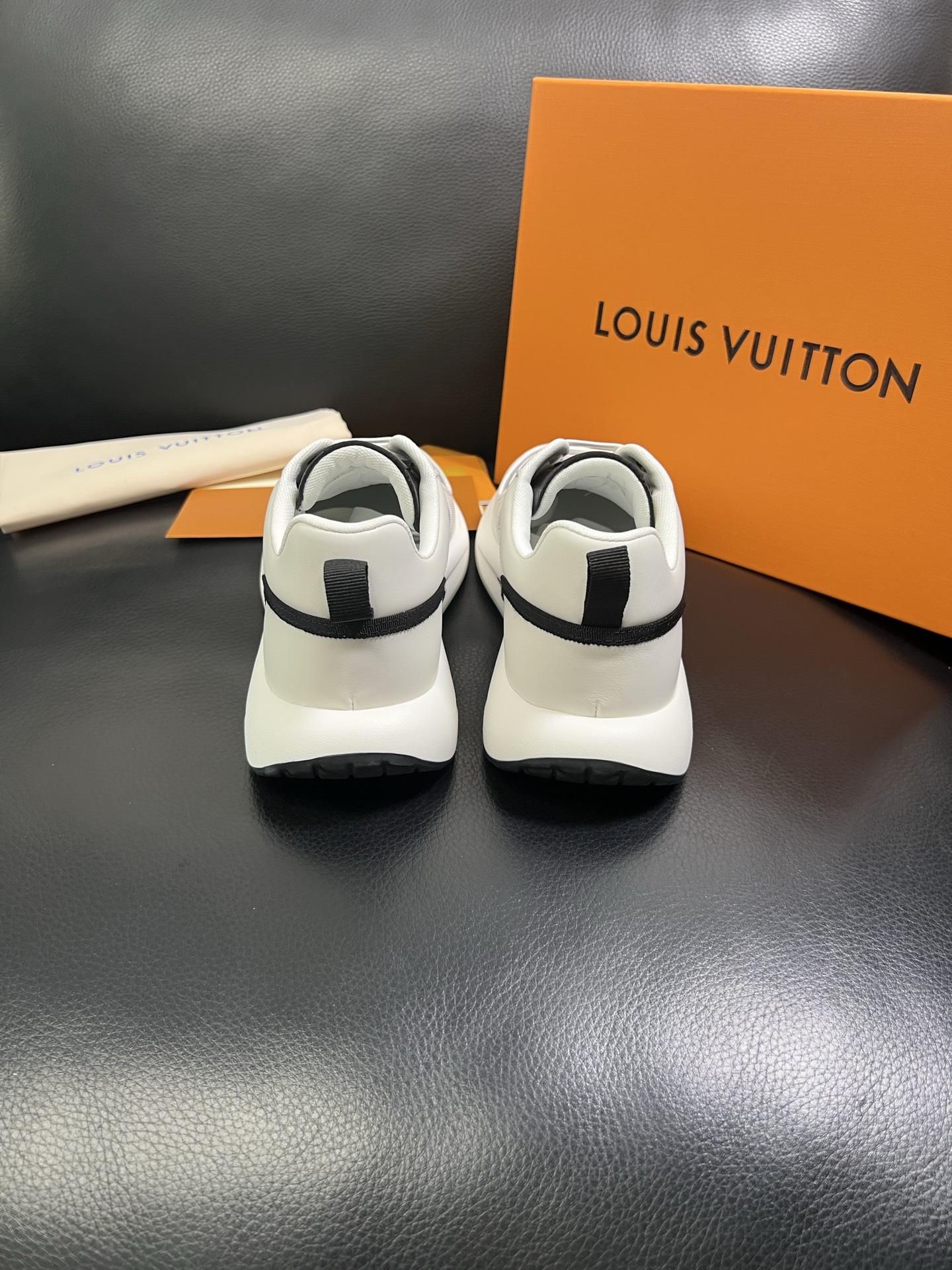  Lv 🔍顶级代购🇮🇹 路易威登，运动板鞋专柜同步，鞋面意大利进口，高品质拼接缤纷色彩复杂工艺品，进口网