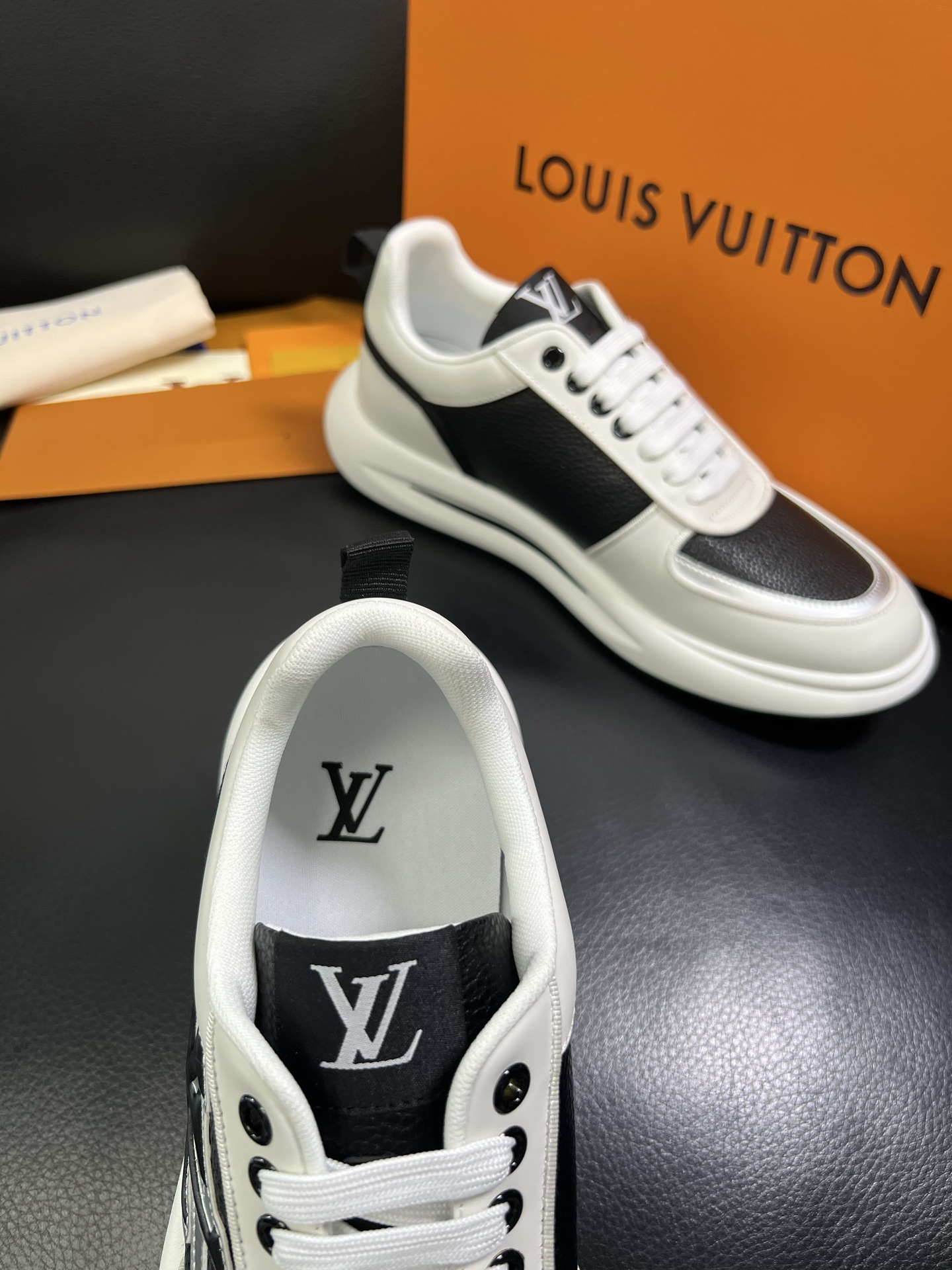  Lv 🔍顶级代购🇮🇹 路易威登，运动板鞋专柜同步，鞋面意大利进口，高品质拼接缤纷色彩复杂工艺品，进口网