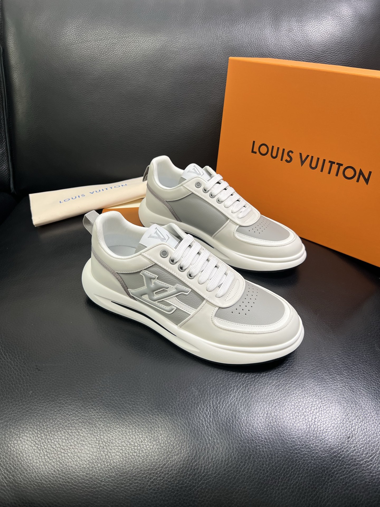  Lv 🔍顶级代购🇮🇹 路易威登，运动板鞋专柜同步，鞋面意大利进口，高品质拼接缤纷色彩复杂工艺品，进口网