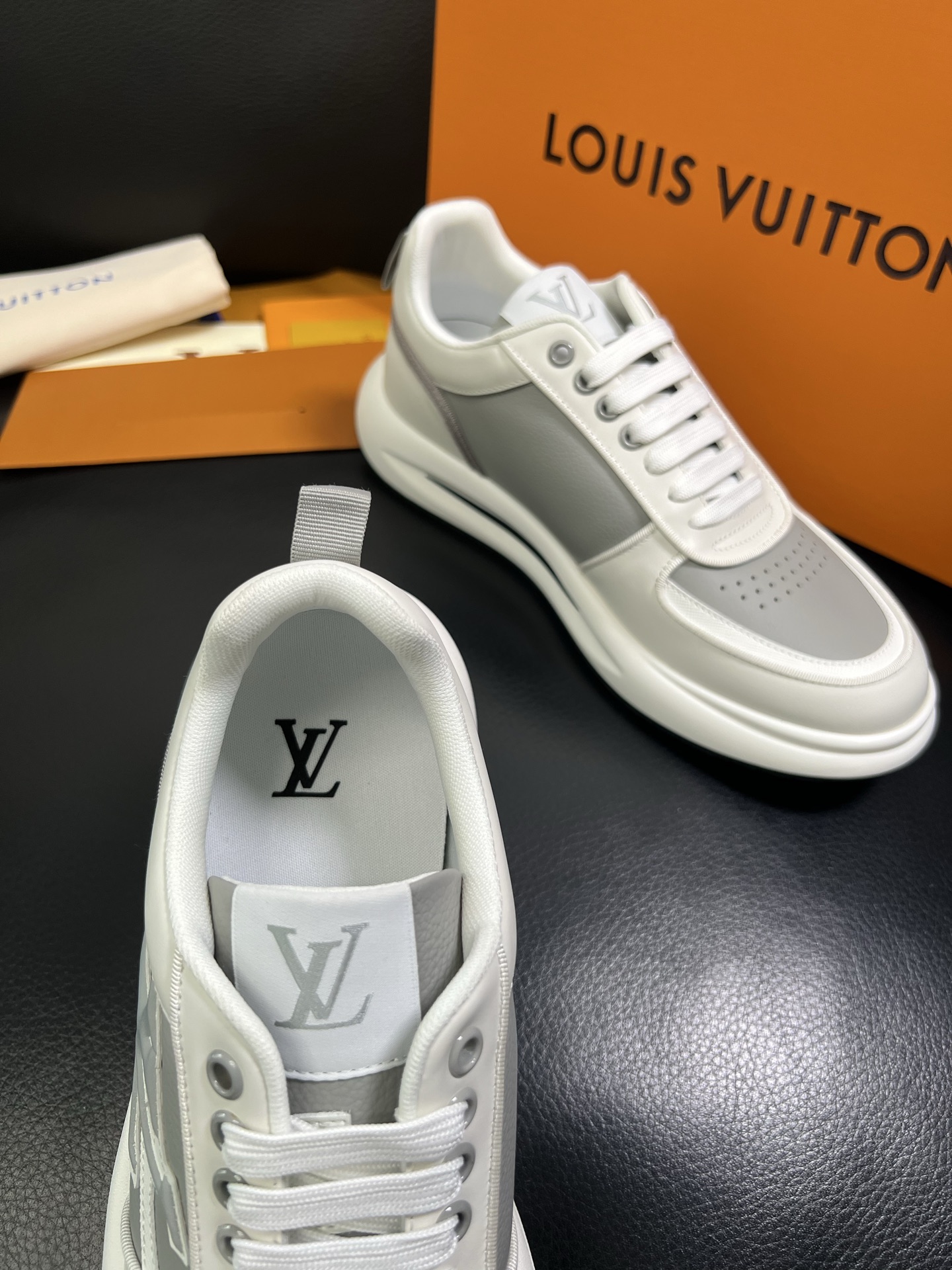  Lv 🔍顶级代购🇮🇹 路易威登，运动板鞋专柜同步，鞋面意大利进口，高品质拼接缤纷色彩复杂工艺品，进口网
