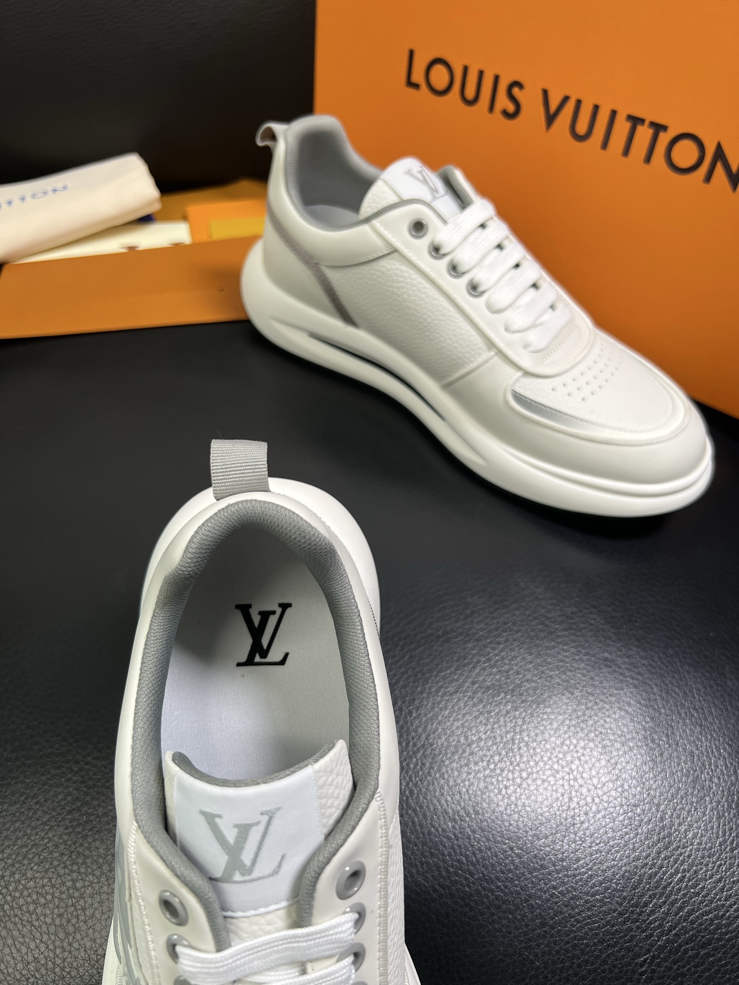  Lv 🔍顶级代购🇮🇹 路易威登，运动板鞋专柜同步，鞋面意大利进口，高品质拼接缤纷色彩复杂工艺品，进口网