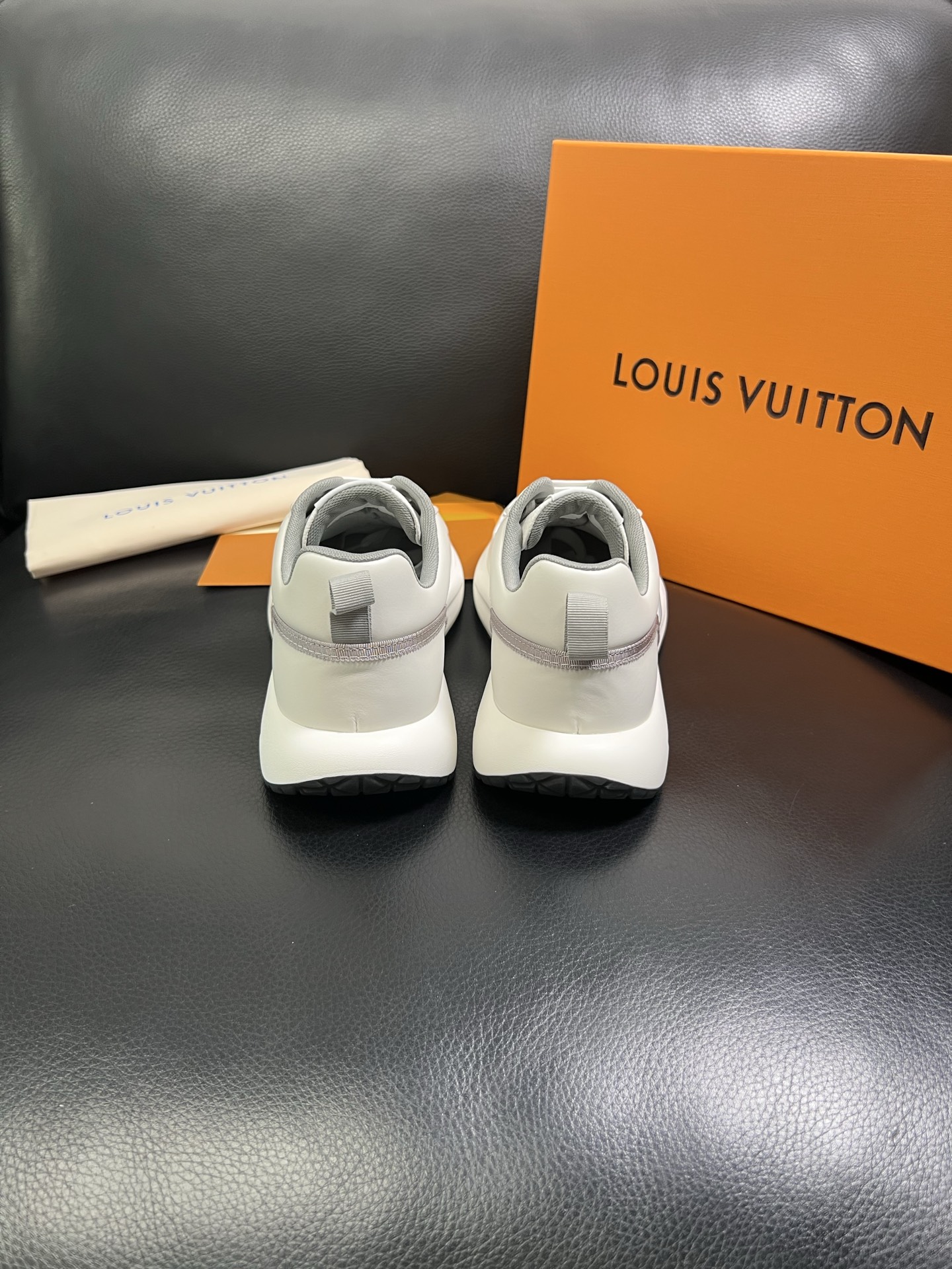  Lv 🔍顶级代购🇮🇹 路易威登，运动板鞋专柜同步，鞋面意大利进口，高品质拼接缤纷色彩复杂工艺品，进口网