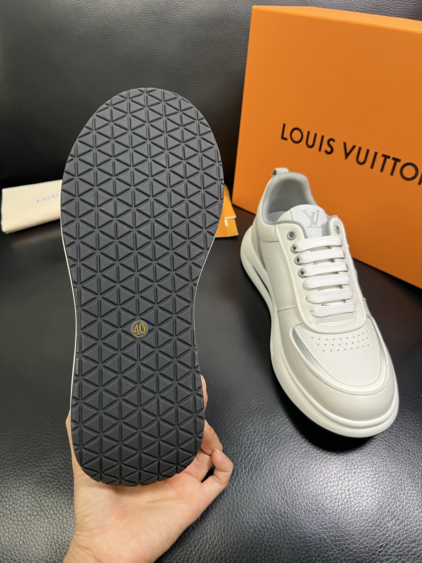  Lv 🔍顶级代购🇮🇹 路易威登，运动板鞋专柜同步，鞋面意大利进口，高品质拼接缤纷色彩复杂工艺品，进口网
