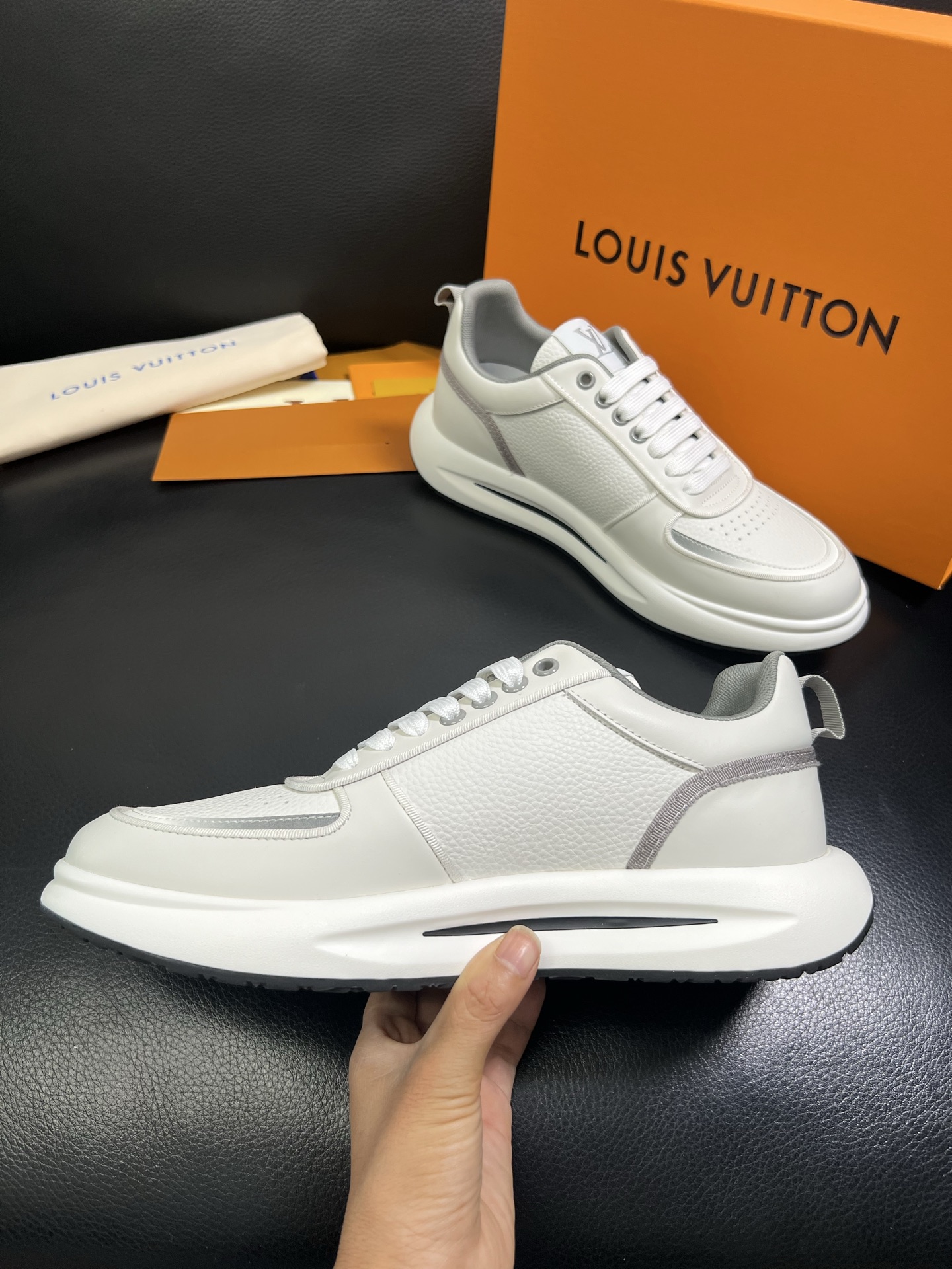  Lv 🔍顶级代购🇮🇹 路易威登，运动板鞋专柜同步，鞋面意大利进口，高品质拼接缤纷色彩复杂工艺品，进口网