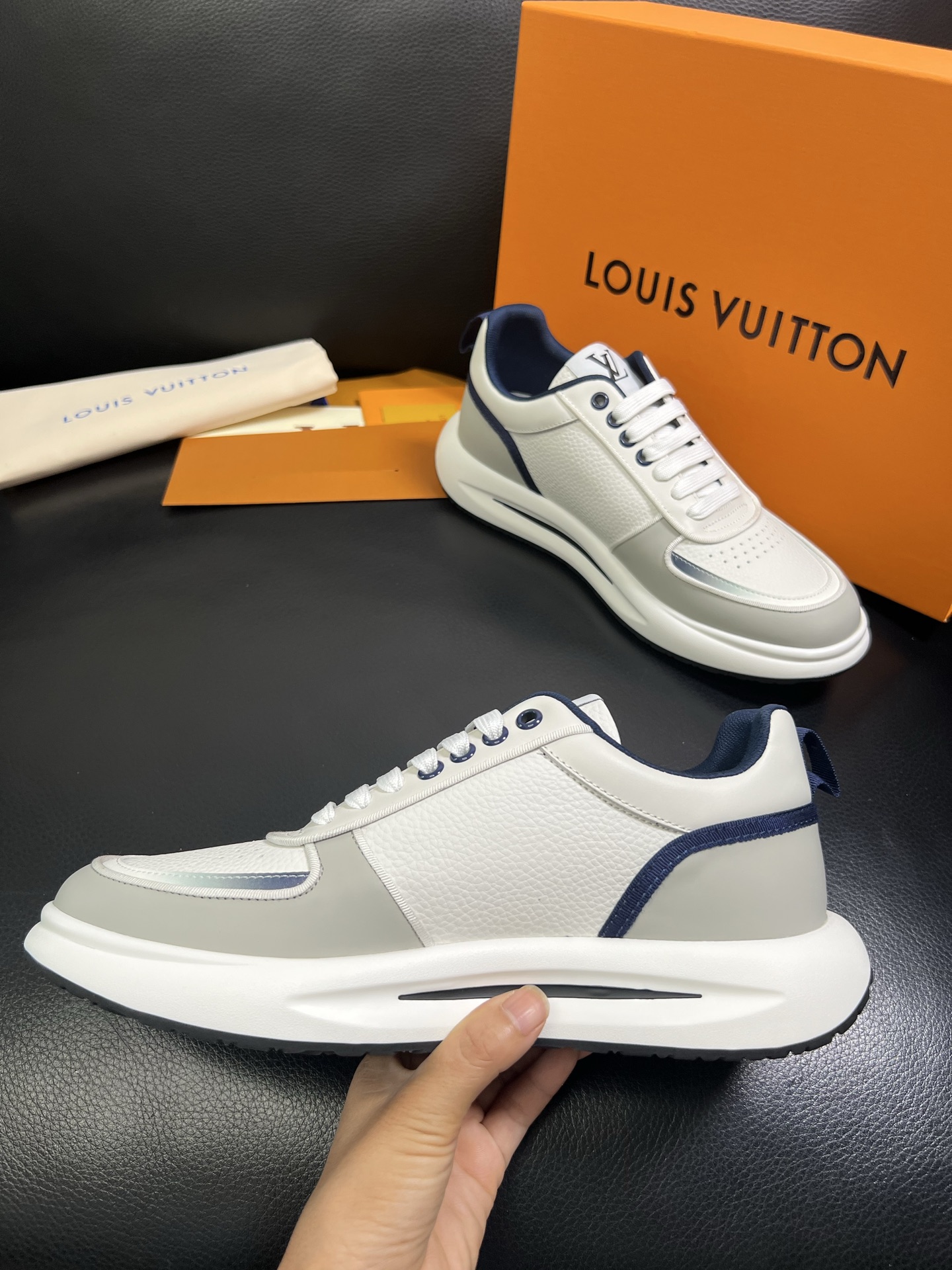  Lv 🔍顶级代购🇮🇹 路易威登，运动板鞋专柜同步，鞋面意大利进口，高品质拼接缤纷色彩复杂工艺品，进口网