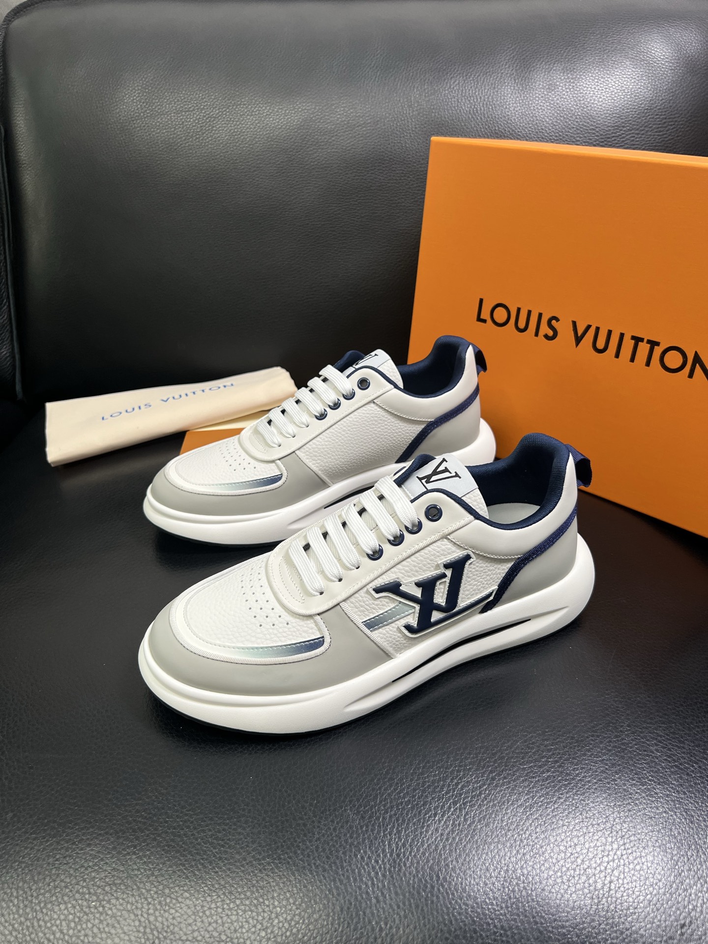  Lv 🔍顶级代购🇮🇹 路易威登，运动板鞋专柜同步，鞋面意大利进口，高品质拼接缤纷色彩复杂工艺品，进口网