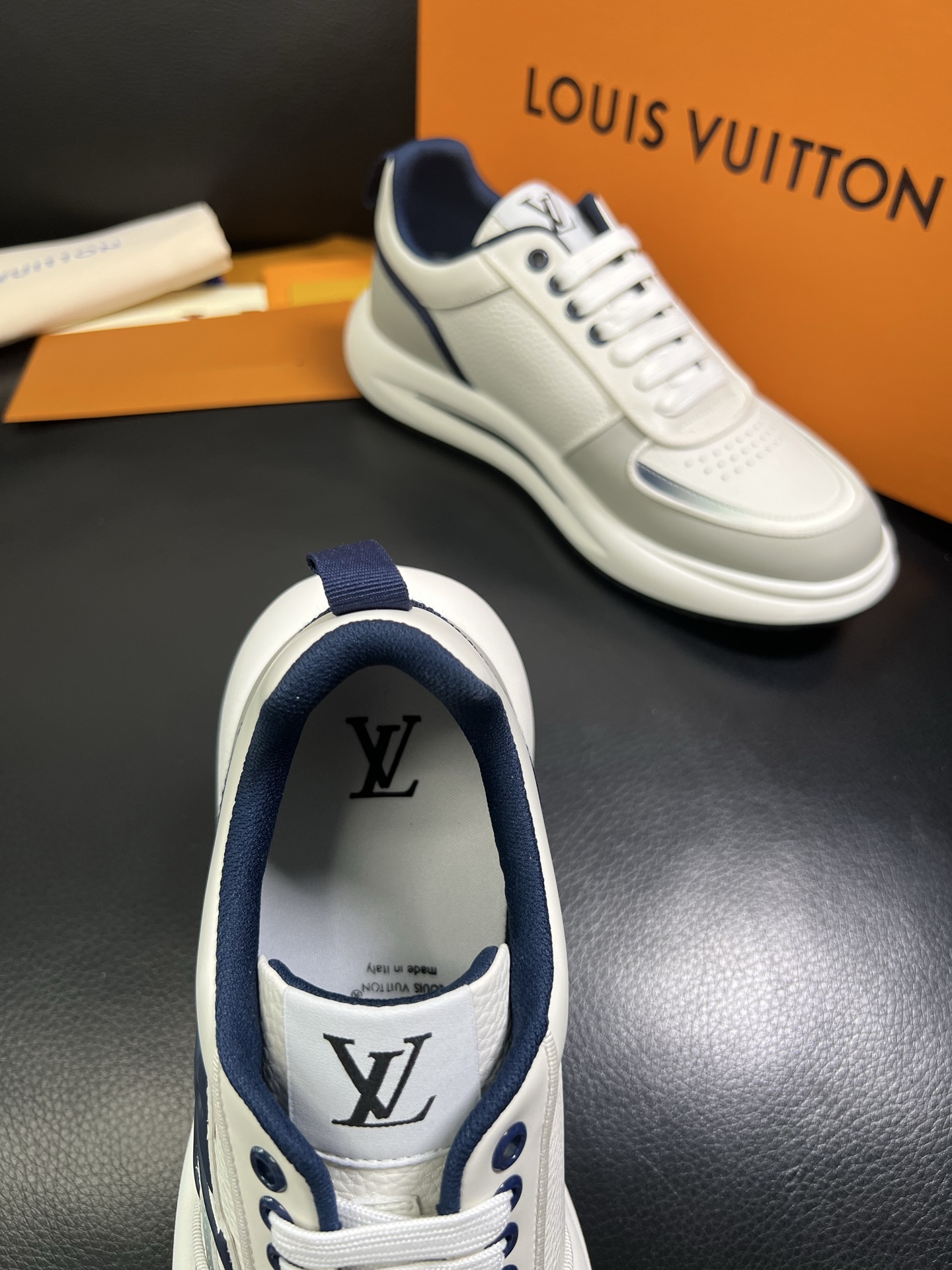  Lv 🔍顶级代购🇮🇹 路易威登，运动板鞋专柜同步，鞋面意大利进口，高品质拼接缤纷色彩复杂工艺品，进口网