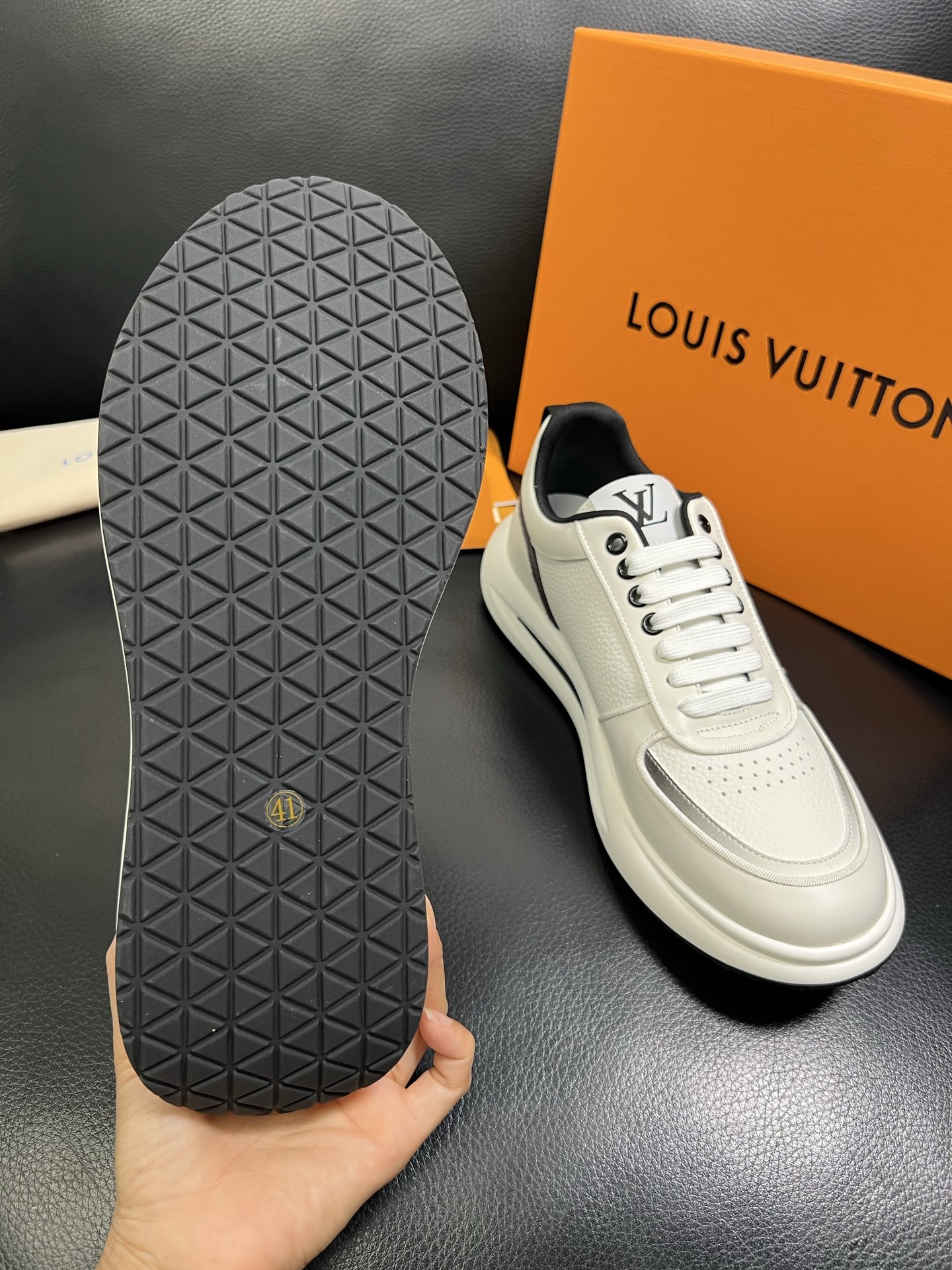  Lv 🔍顶级代购🇮🇹 路易威登，运动板鞋专柜同步，鞋面意大利进口，高品质拼接缤纷色彩复杂工艺品，进口网
