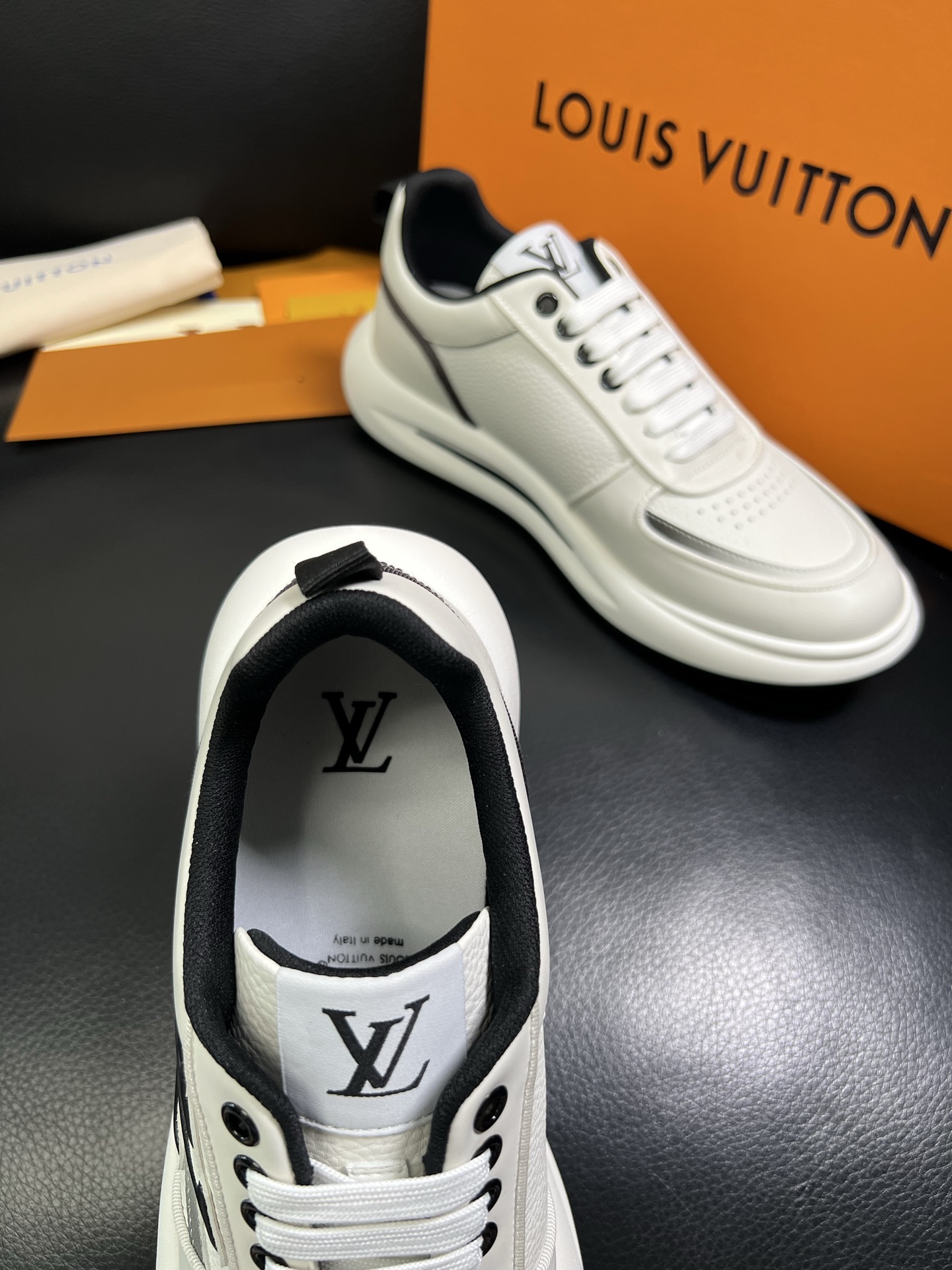  Lv 🔍顶级代购🇮🇹 路易威登，运动板鞋专柜同步，鞋面意大利进口，高品质拼接缤纷色彩复杂工艺品，进口网