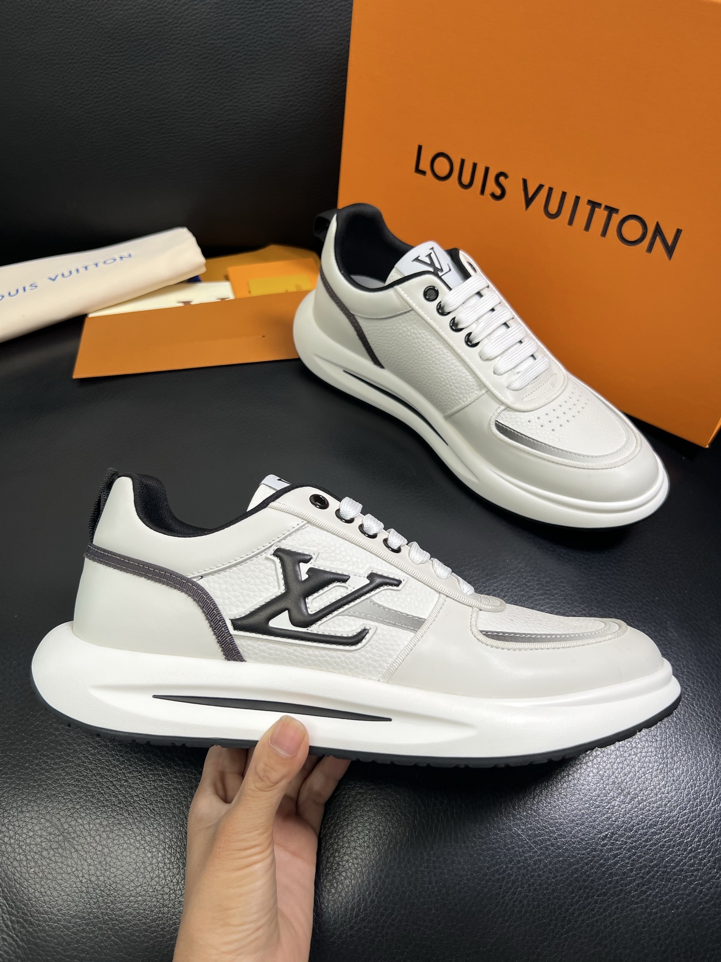  Lv 🔍顶级代购🇮🇹 路易威登，运动板鞋专柜同步，鞋面意大利进口，高品质拼接缤纷色彩复杂工艺品，进口网