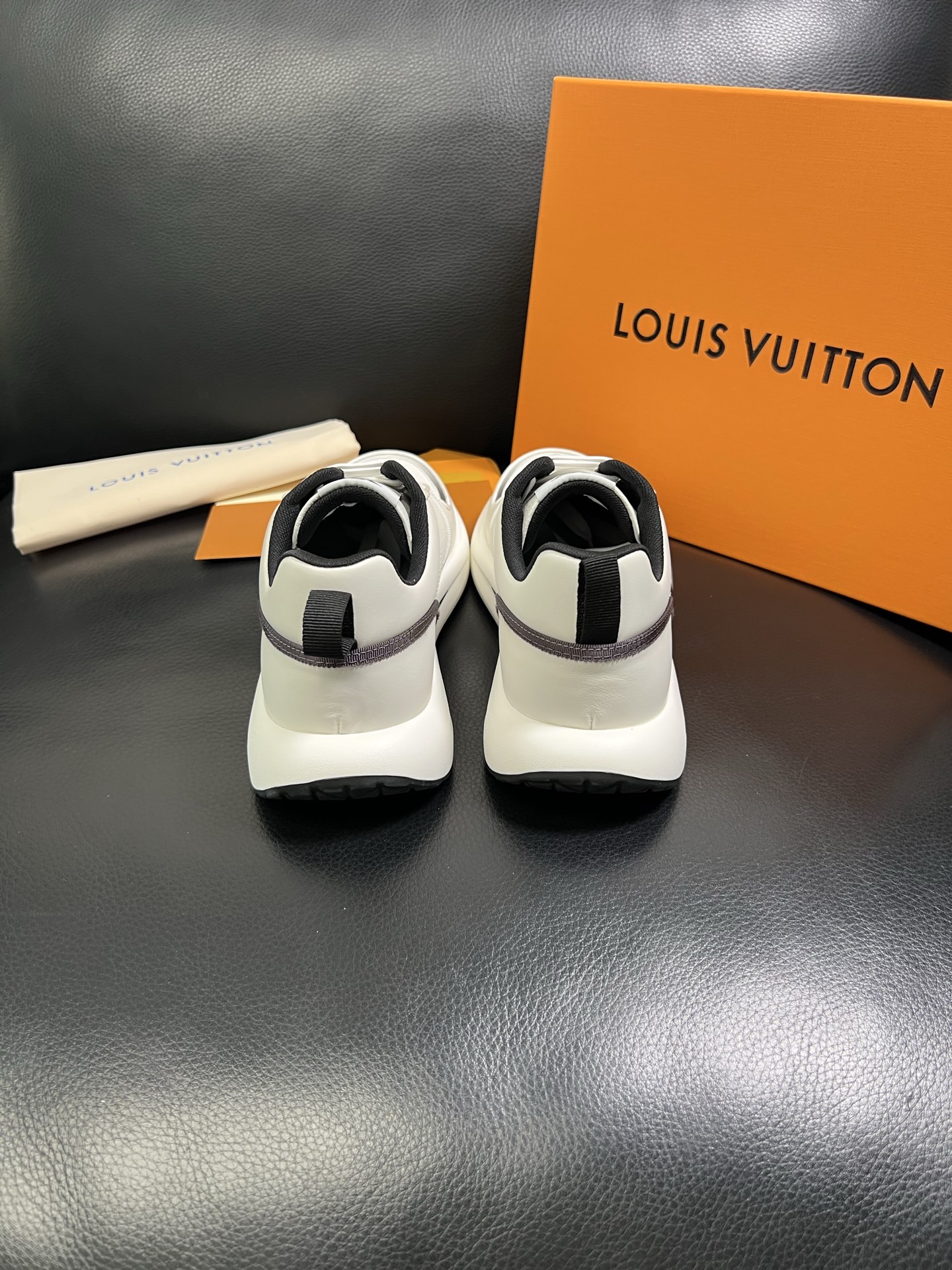  Lv 🔍顶级代购🇮🇹 路易威登，运动板鞋专柜同步，鞋面意大利进口，高品质拼接缤纷色彩复杂工艺品，进口网