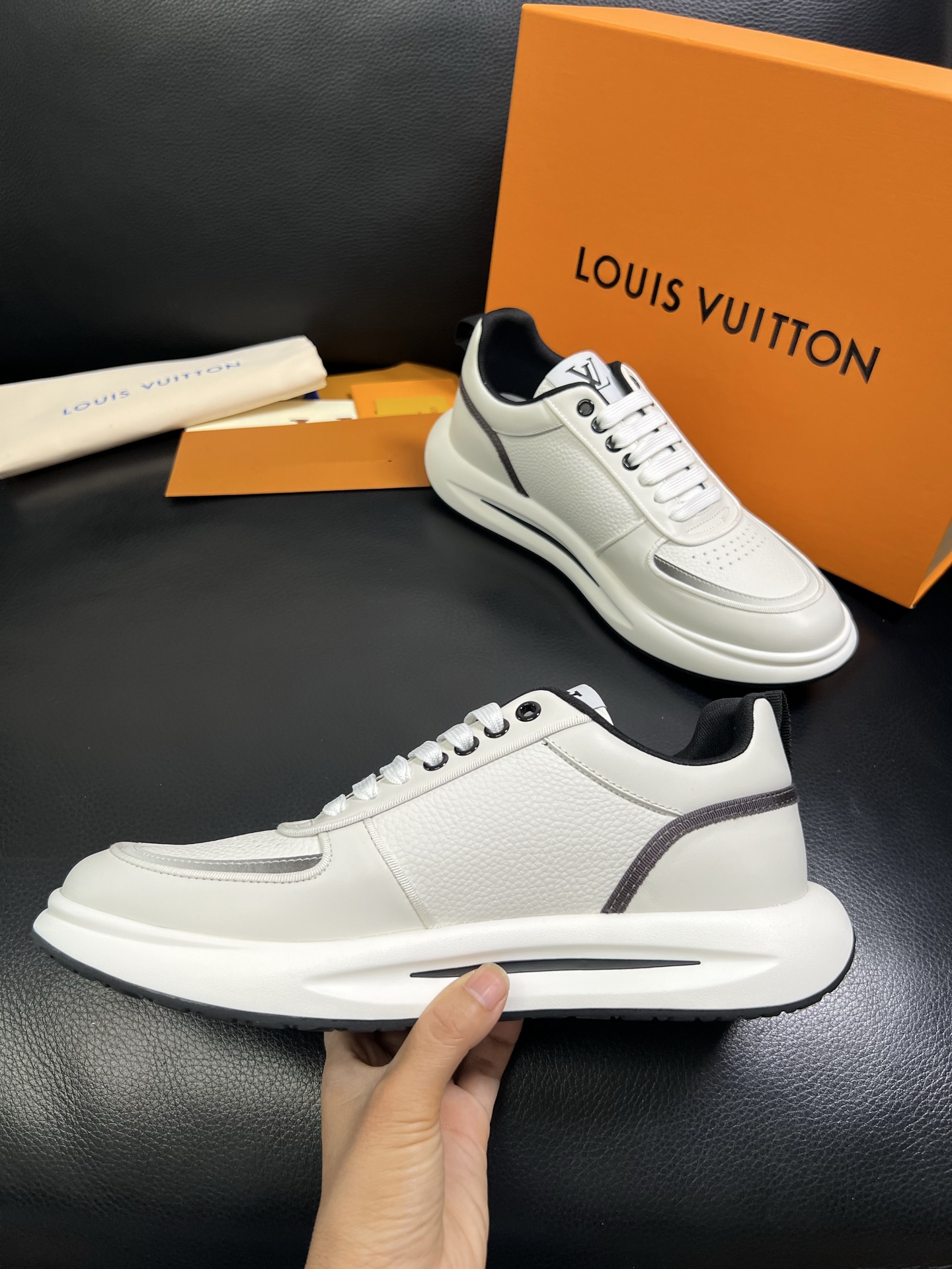  Lv 🔍顶级代购🇮🇹 路易威登，运动板鞋专柜同步，鞋面意大利进口，高品质拼接缤纷色彩复杂工艺品，进口网