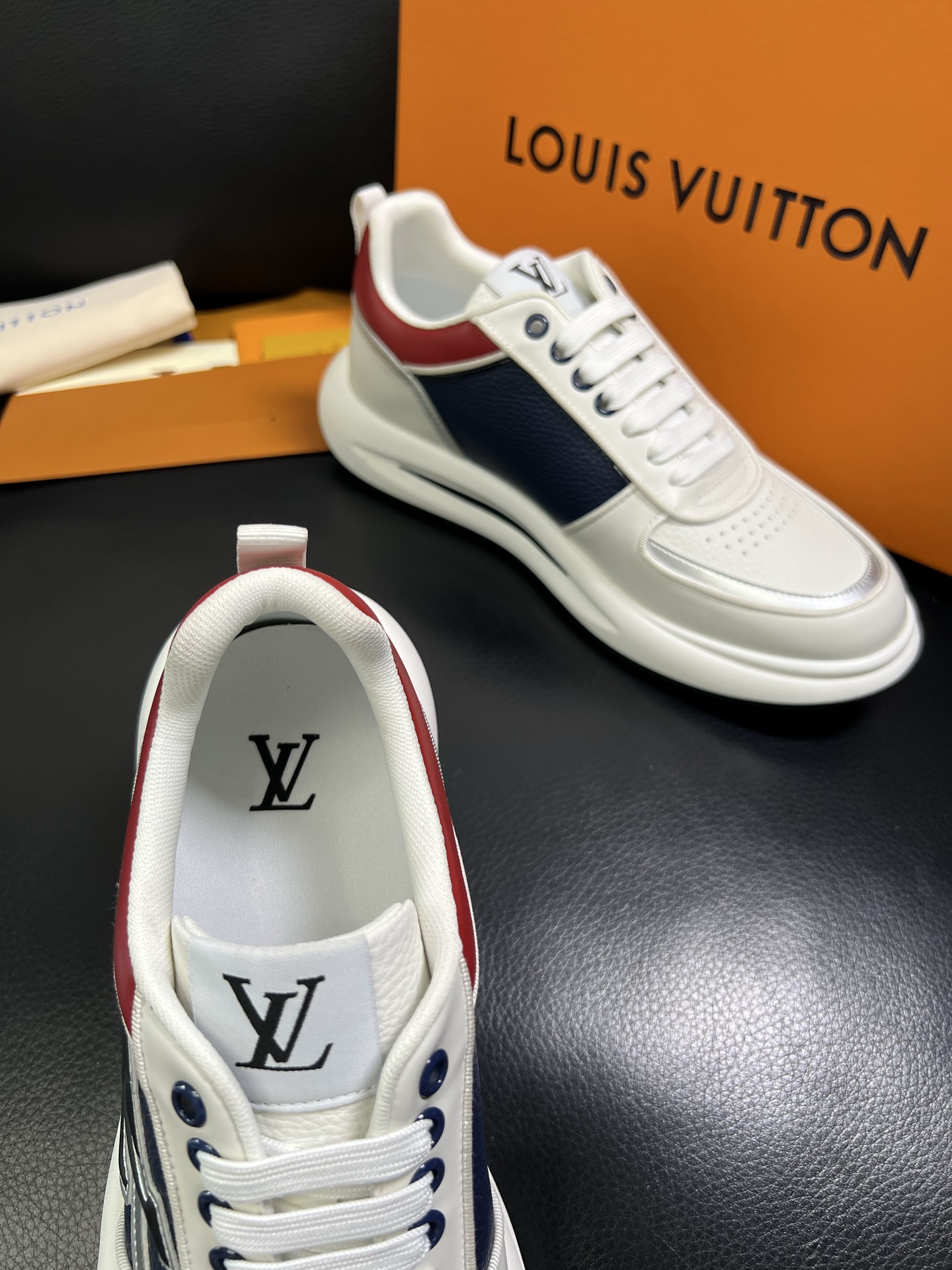  Lv 🔍顶级代购🇮🇹 路易威登，运动板鞋专柜同步，鞋面意大利进口，高品质拼接缤纷色彩复杂工艺品，进口网