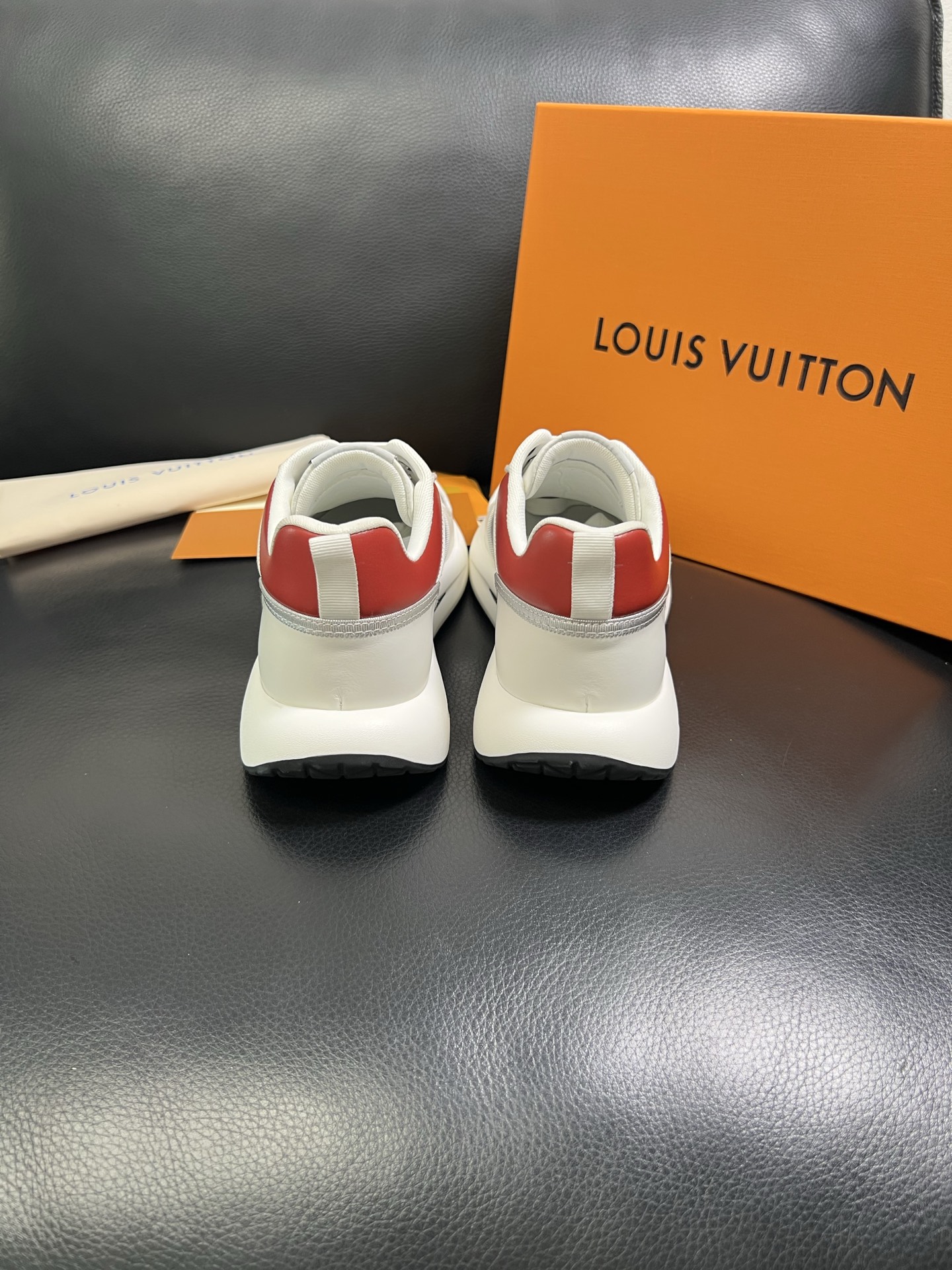  Lv 🔍顶级代购🇮🇹 路易威登，运动板鞋专柜同步，鞋面意大利进口，高品质拼接缤纷色彩复杂工艺品，进口网