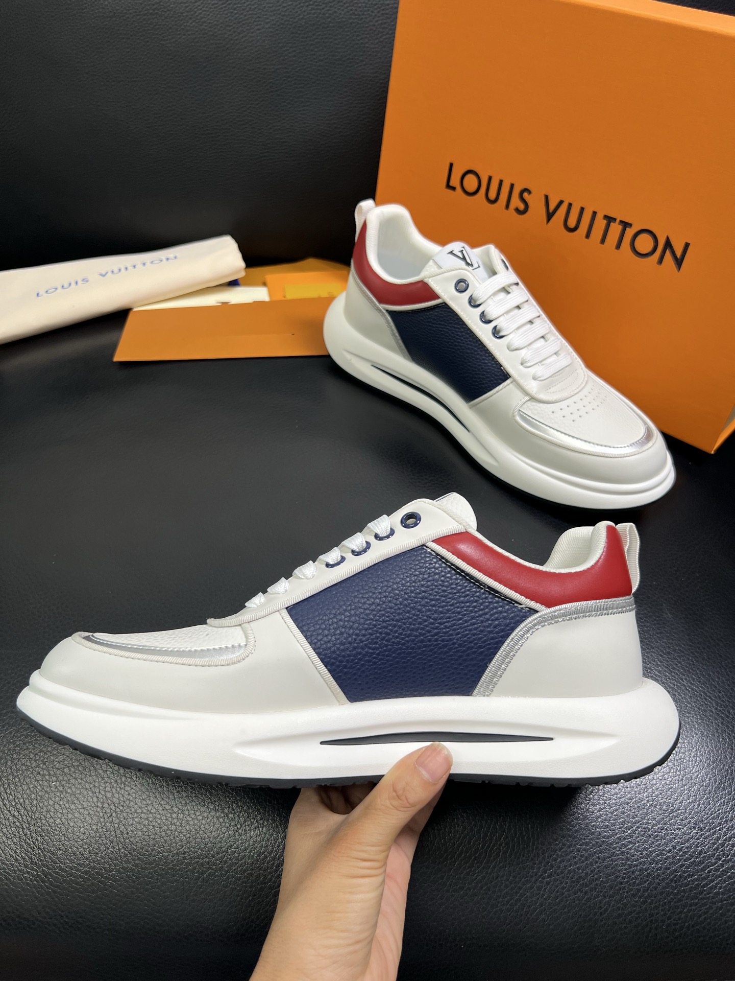  Lv 🔍顶级代购🇮🇹 路易威登，运动板鞋专柜同步，鞋面意大利进口，高品质拼接缤纷色彩复杂工艺品，进口网