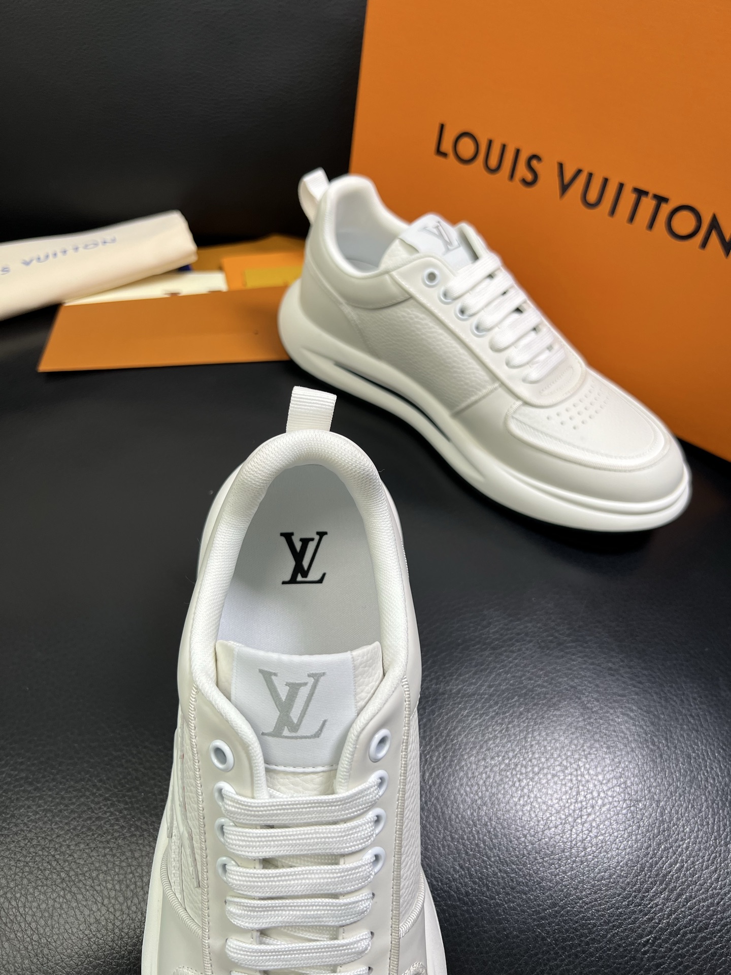  Lv 🔍顶级代购🇮🇹 路易威登，运动板鞋专柜同步，鞋面意大利进口，高品质拼接缤纷色彩复杂工艺品，进口网