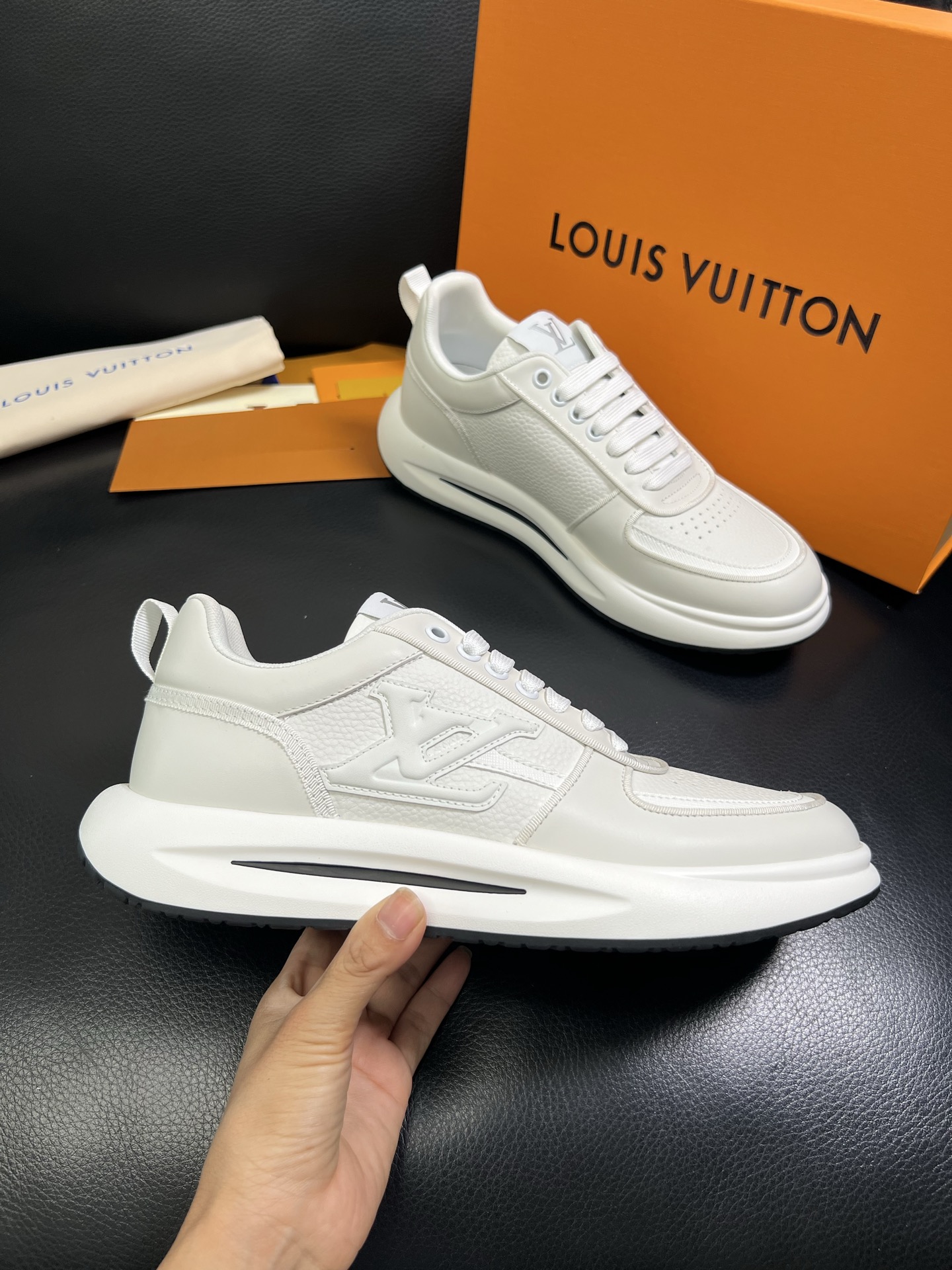  Lv 🔍顶级代购🇮🇹 路易威登，运动板鞋专柜同步，鞋面意大利进口，高品质拼接缤纷色彩复杂工艺品，进口网