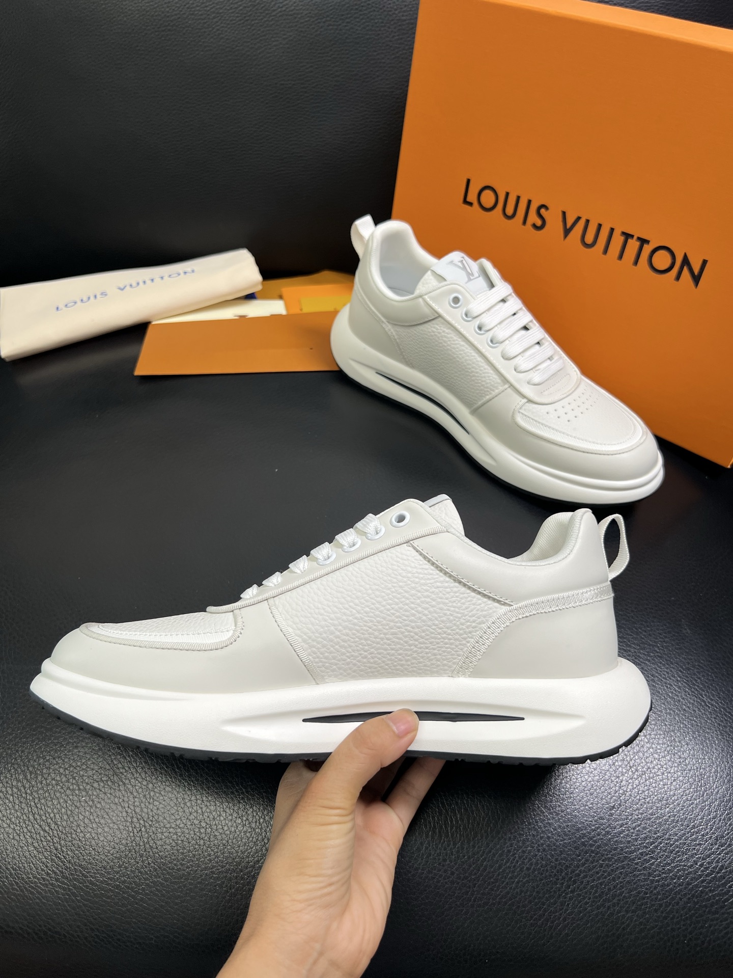  Lv 🔍顶级代购🇮🇹 路易威登，运动板鞋专柜同步，鞋面意大利进口，高品质拼接缤纷色彩复杂工艺品，进口网