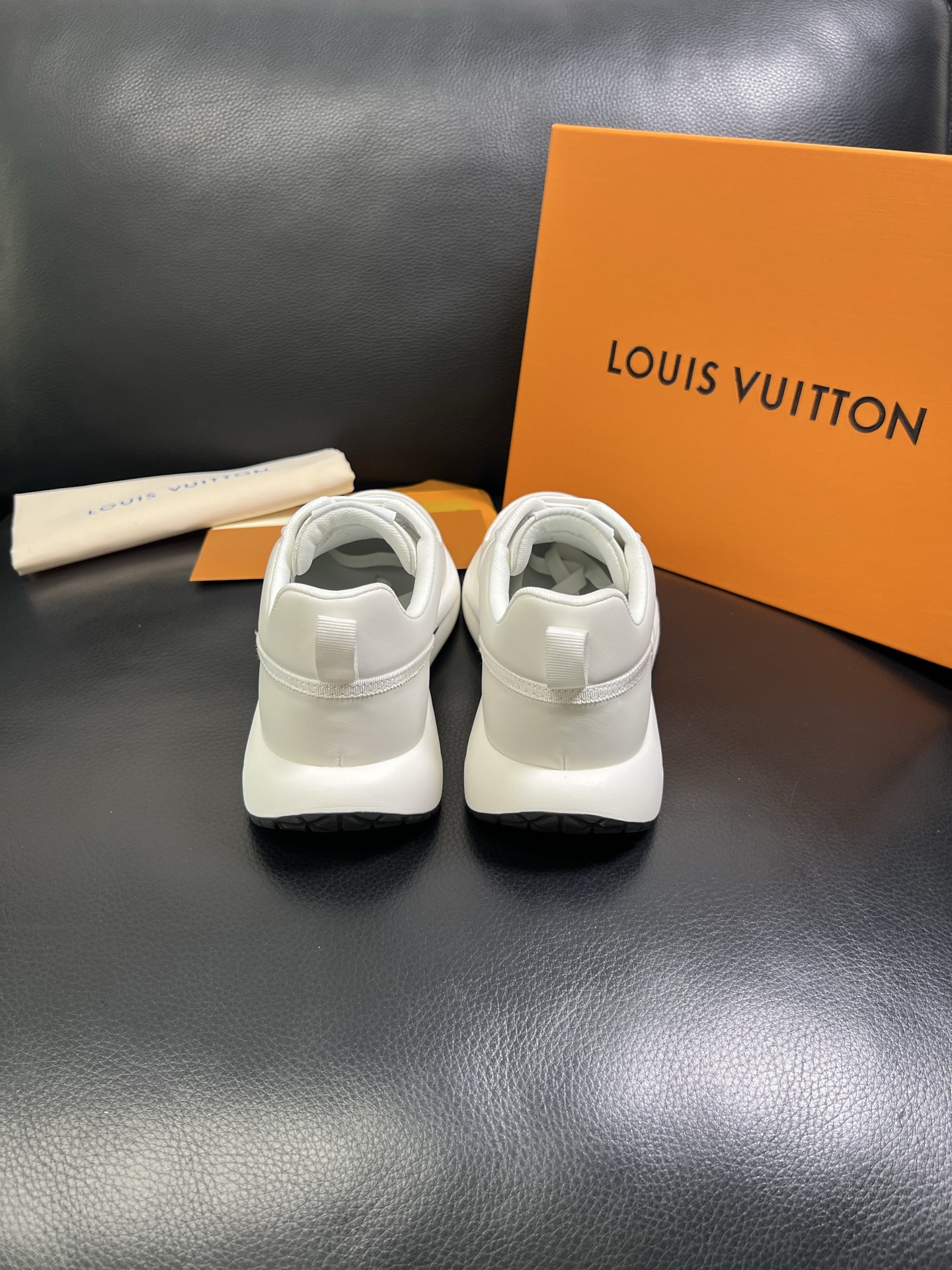  Lv 🔍顶级代购🇮🇹 路易威登，运动板鞋专柜同步，鞋面意大利进口，高品质拼接缤纷色彩复杂工艺品，进口网