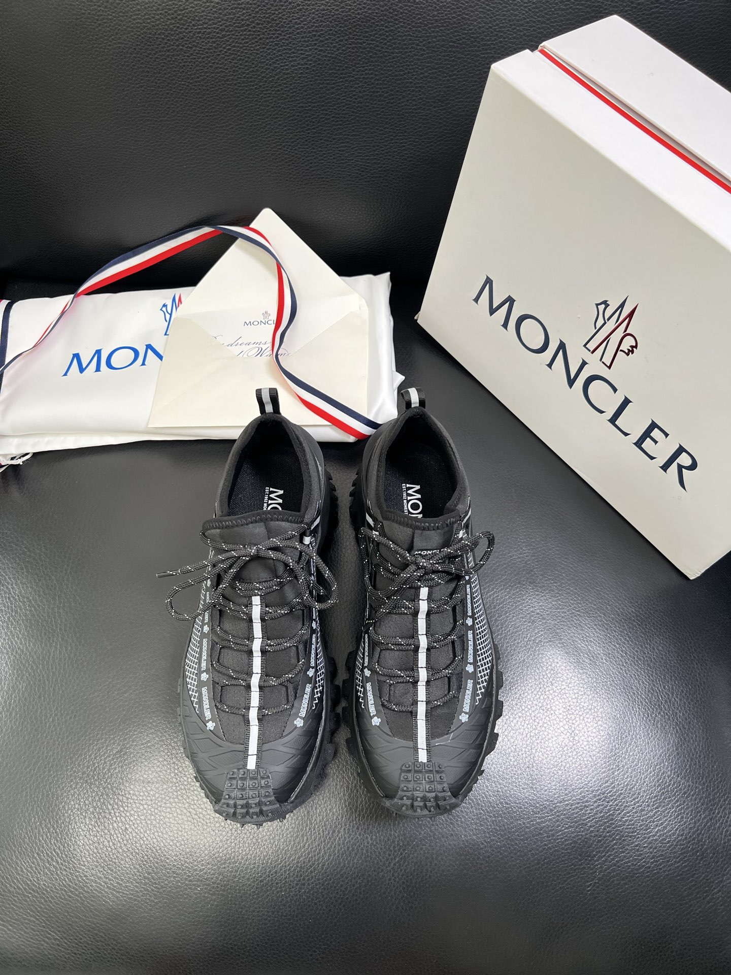  MONCLER 🔍顶级代购🇮🇹 蒙口 新品专柜新款，原厂配置意大利进口牛皮搭配网布面料，高品质复杂拼接