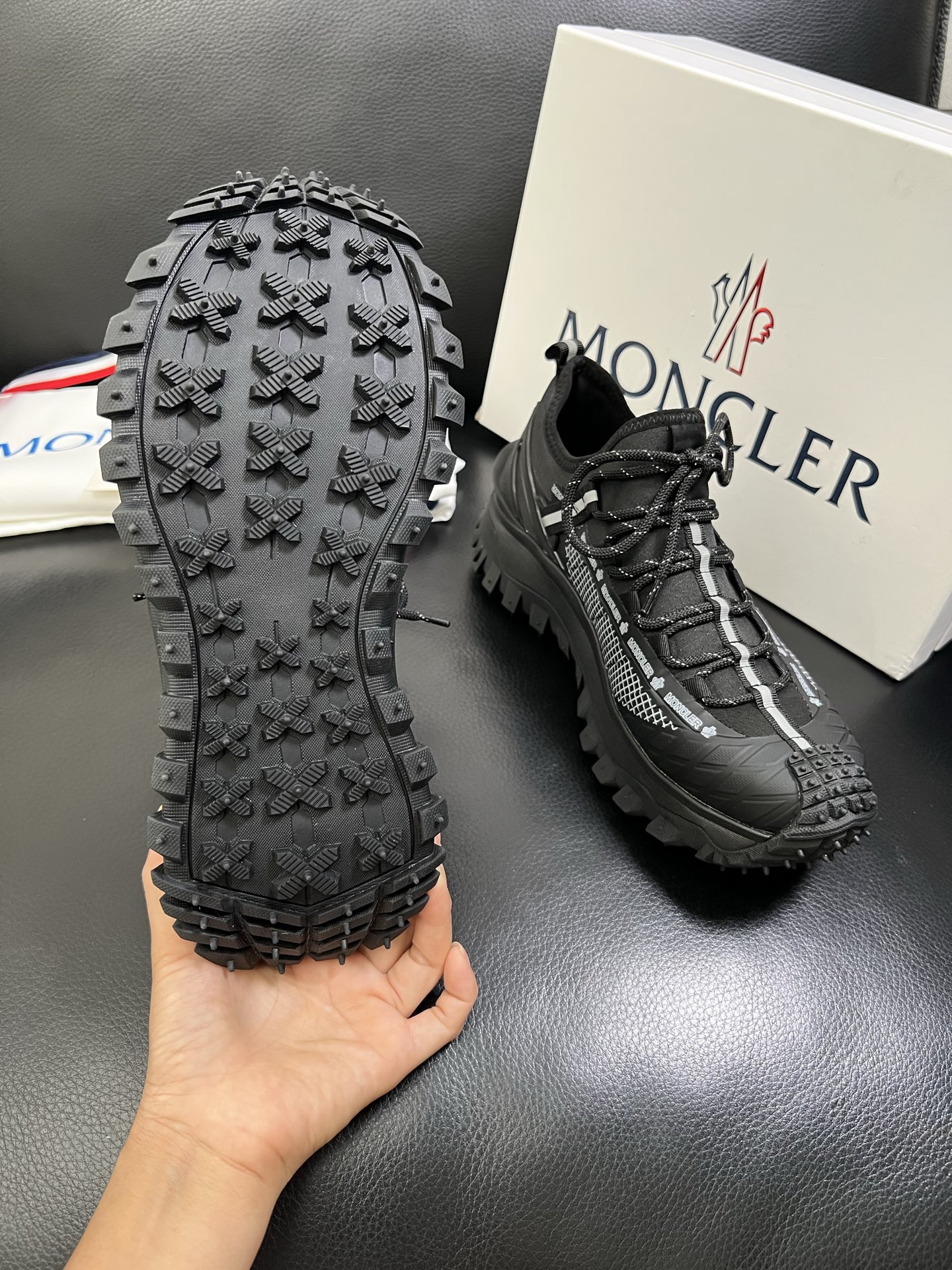  MONCLER 🔍顶级代购🇮🇹 蒙口 新品专柜新款，原厂配置意大利进口牛皮搭配网布面料，高品质复杂拼接